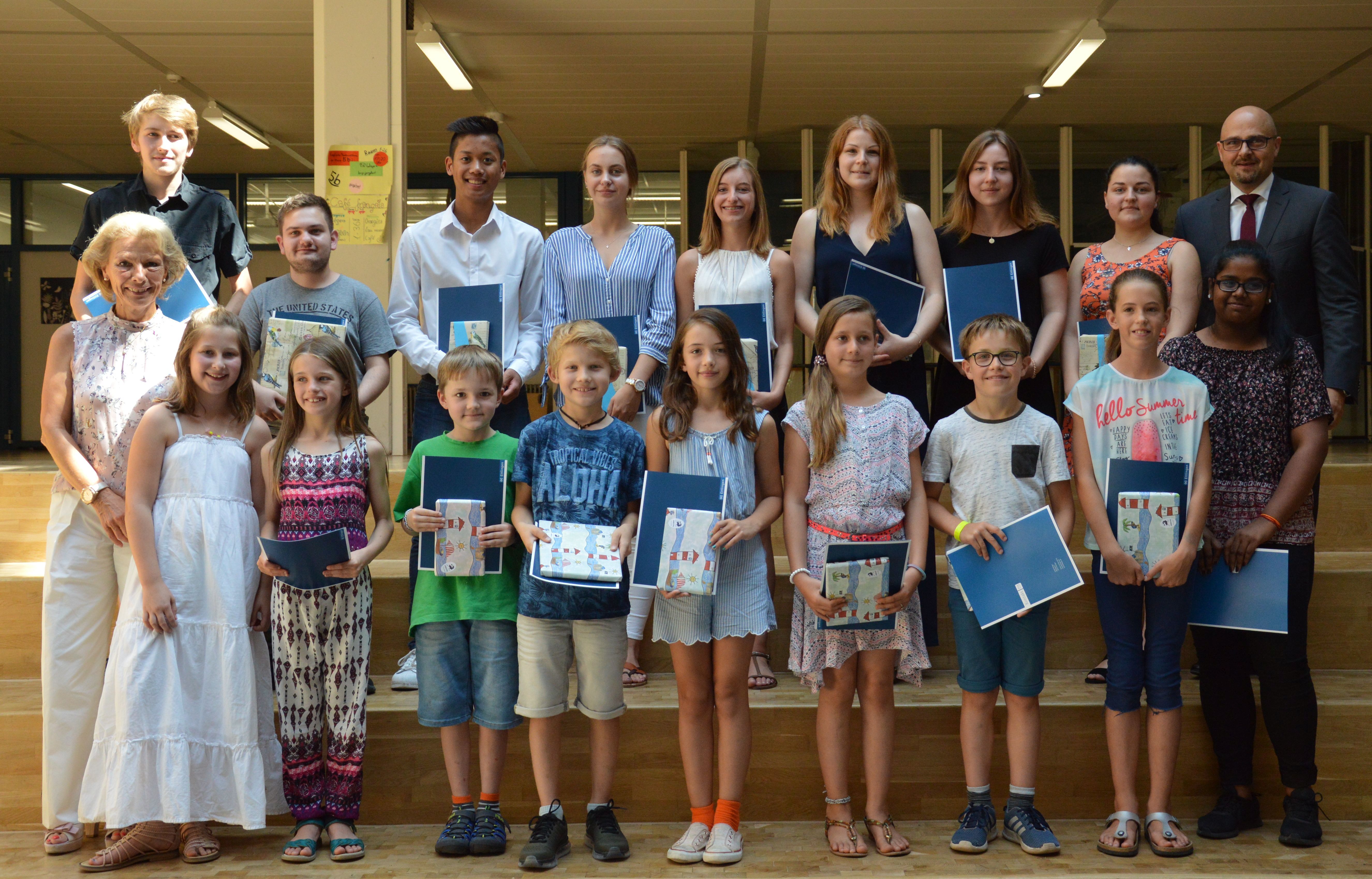 18 Preisträger erhielten den von OB Arnold 2017 ins Leben gerufene Schulsozialpreis. Neben einer Urkunde gab es auch ein Buchgeschenk.
