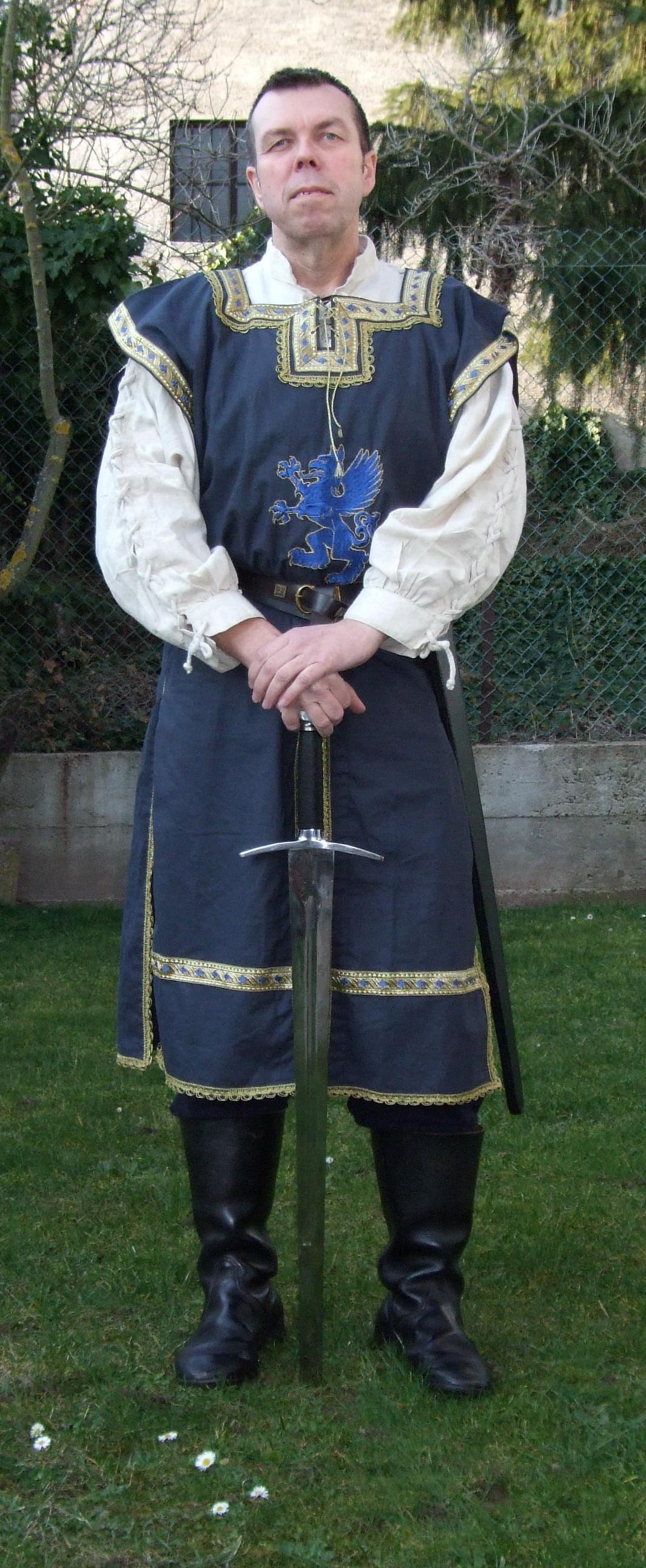 Gästeführer Joachim Zorn lädt in historischem Gewand als „Joachim Graf von Greifenberg“ zu einer abenteuerlichen Zeitreise durch achteinhalb Jahrhunderte.