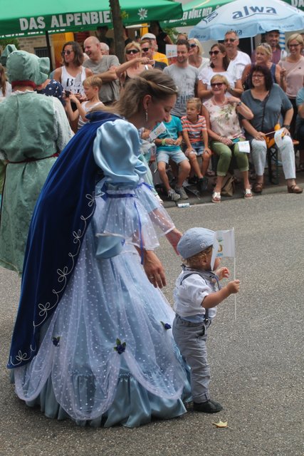 Therese, die Gemalin von König Ludwig I. von Bayern, dürfte sich wohl kaum selbst um ihren Nachwuchs gekümmert haben. Das ist nämlich in dem Kleid gar nicht so einfach. | Foto: Bauer