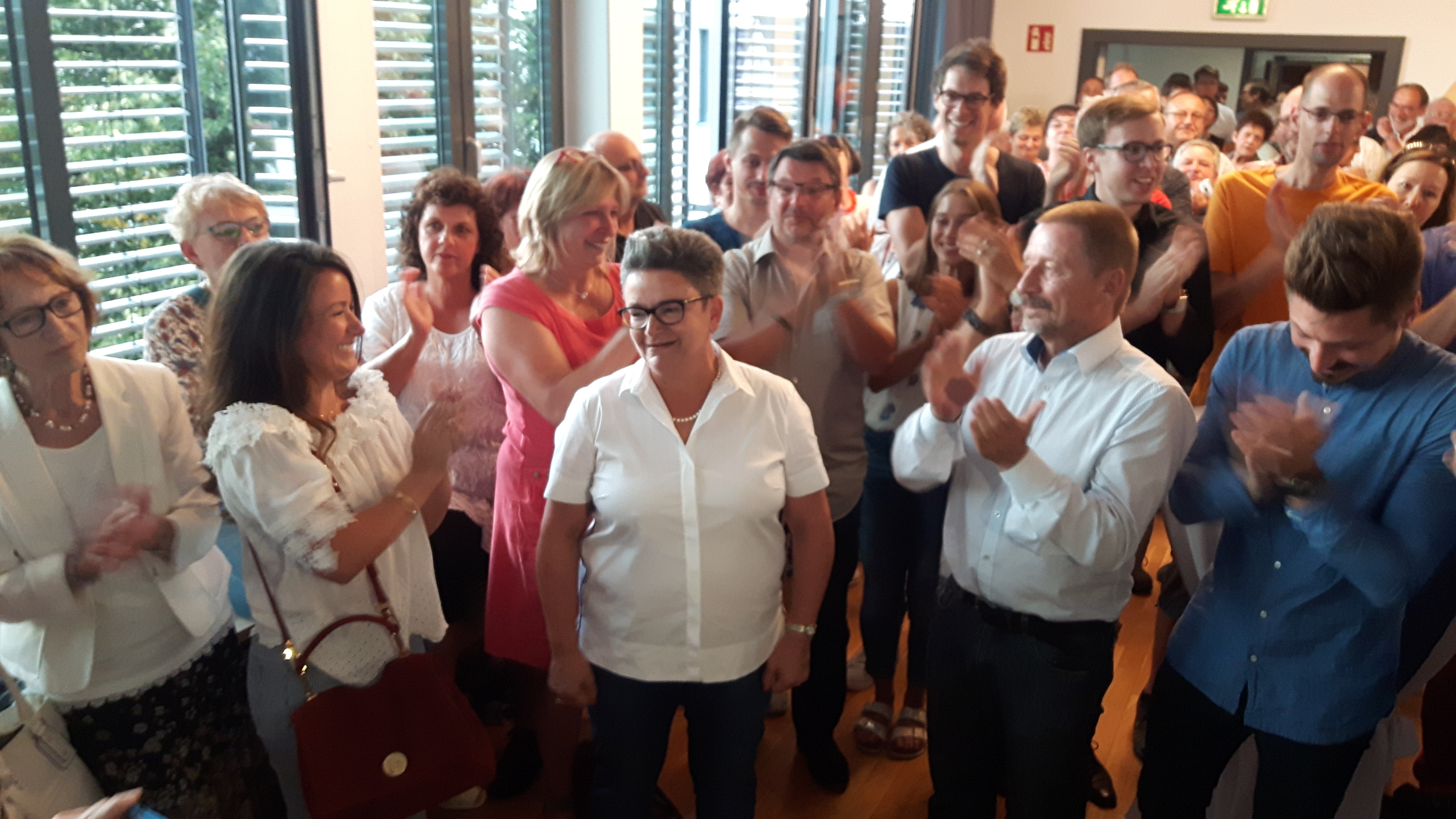Freude nach Bekanntgabe des Ergebnissen der Wahl bei Petra Becker und ihren Anhängern