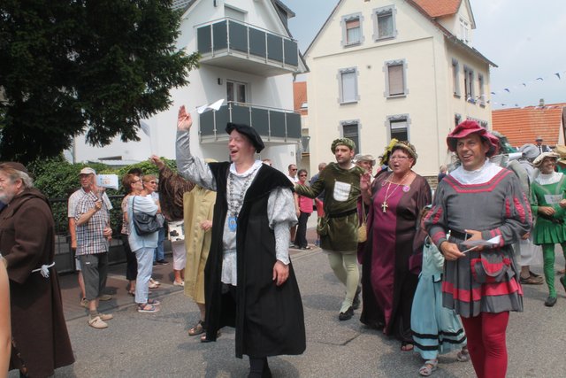 Bürgermeister Felix Geider und der Östringer Gemeinderat im historischen Gewand | Foto: Bauer