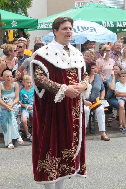 "Lang lebe der König!" - das dürfte in Östringen auch eher nicht allzu oft gerufen werden. Dieser Herr von der historischen Gruppe Edenkoben verkörpert König Ludwig I. von Bayern. | Foto: Bauer