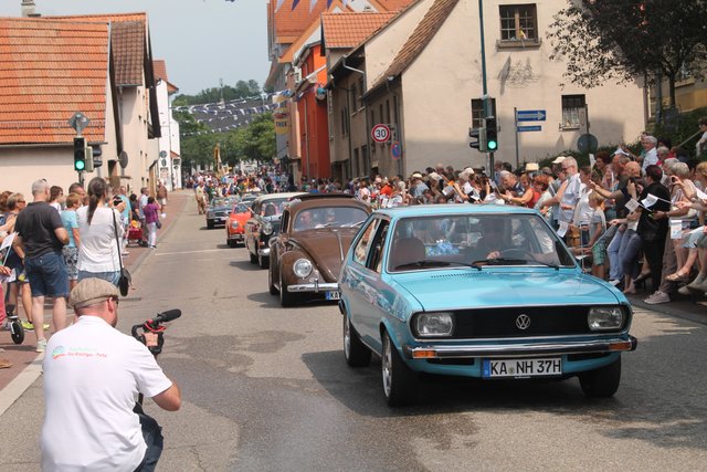 Zusammen mit den Oldtimerfreunden Odenheim war das Autohaus Östringer beim Umzug unterwegs. | Foto: Bauer