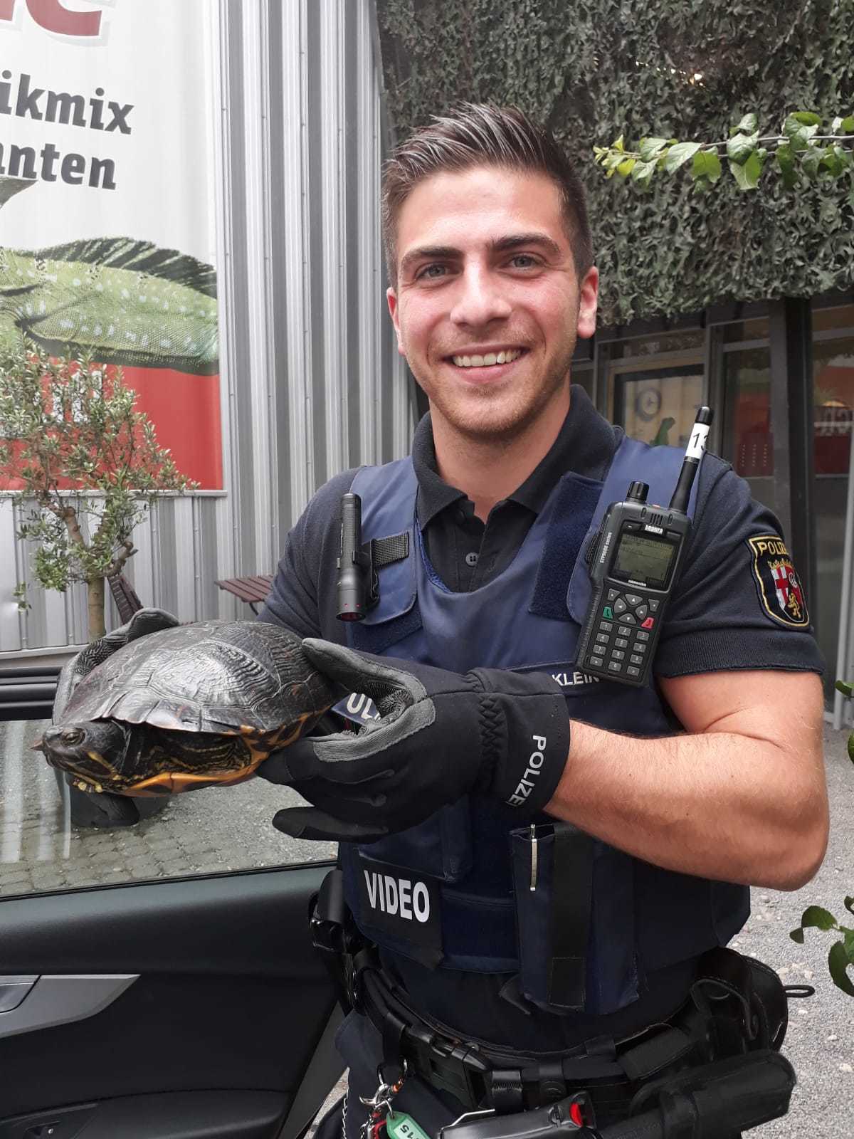 Die Polizei teilt mit, dass der Polizeibeamte und die Schildkröte ihr Einverständnis für die Fotoveröffentlichung gegeben habe. ;-)