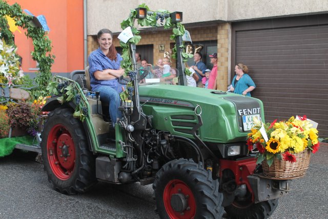 Der Obst-, Wein- und Gartenbauverein Odenheim war mit dem Traktor gekommen - und mit ganz viel Blumenschmuck. | Foto: Bauer