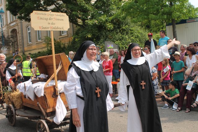 Die historische Gruppe Edenkoben war mit so vielen Menschen beim Umzug in Östringen, dass man sich fragen muss, ob Edenkoben möglicherweise am Sonntag Nachmittag verwaist war. | Foto: Bauer