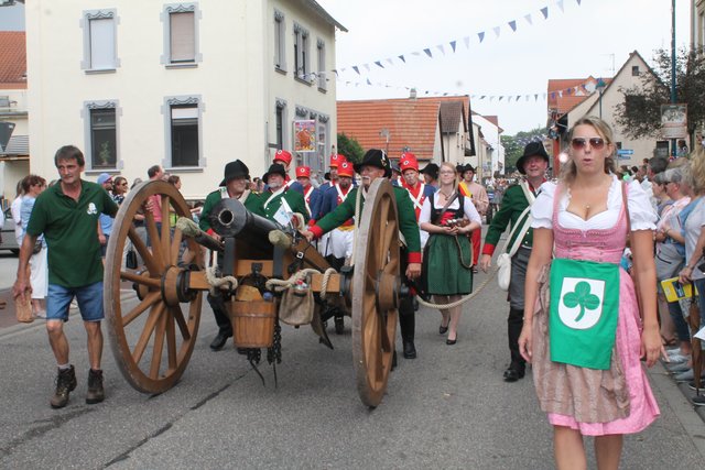 Die Bürgerwehr freies Rettigheim und die Schützengilde Östringen waren gemeinsam beim Umzug unterwegs. | Foto: Bauer