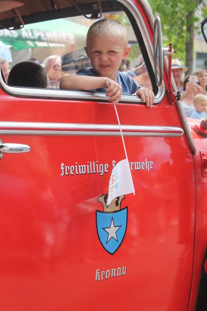 Im historischen Feuerwehrauto unterwegs durch Östringen | Foto: Bauer