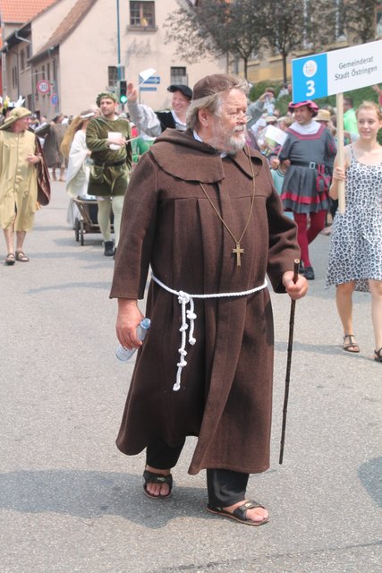 Zahlreiche Mönche waren beim Jubiläumsumzug in Östringen unterwegs. | Foto: Bauer