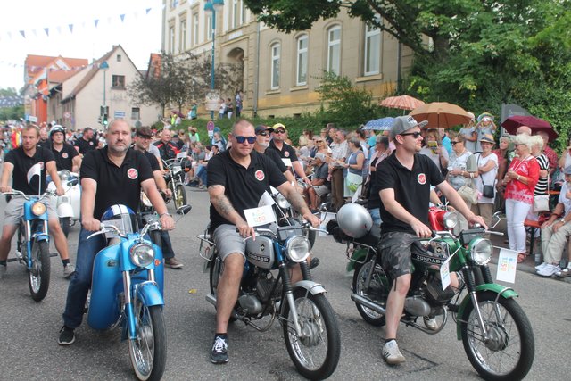 Leben ihre Leidenschaft für Mopeds und Mofas beim Umzug aus: die Zündapp Interessengemeinschaft Östringen | Foto: Bauer