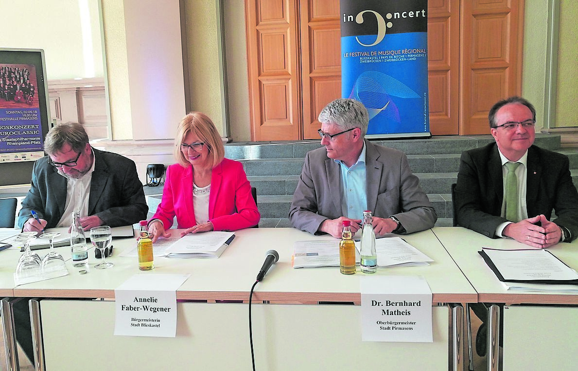 Nach dem Willen der vier regionalen Politgrößen geht die Euroclassic-Reihe bis 2022 in die nächste Runde. Die Vereinbarung unterzeichneten (von rechts): Jürgen Gundacker, Dr. Bernhard Matheis, Amelie Faber-Wegener und Jean-Louis Chudz. Foto: Kling