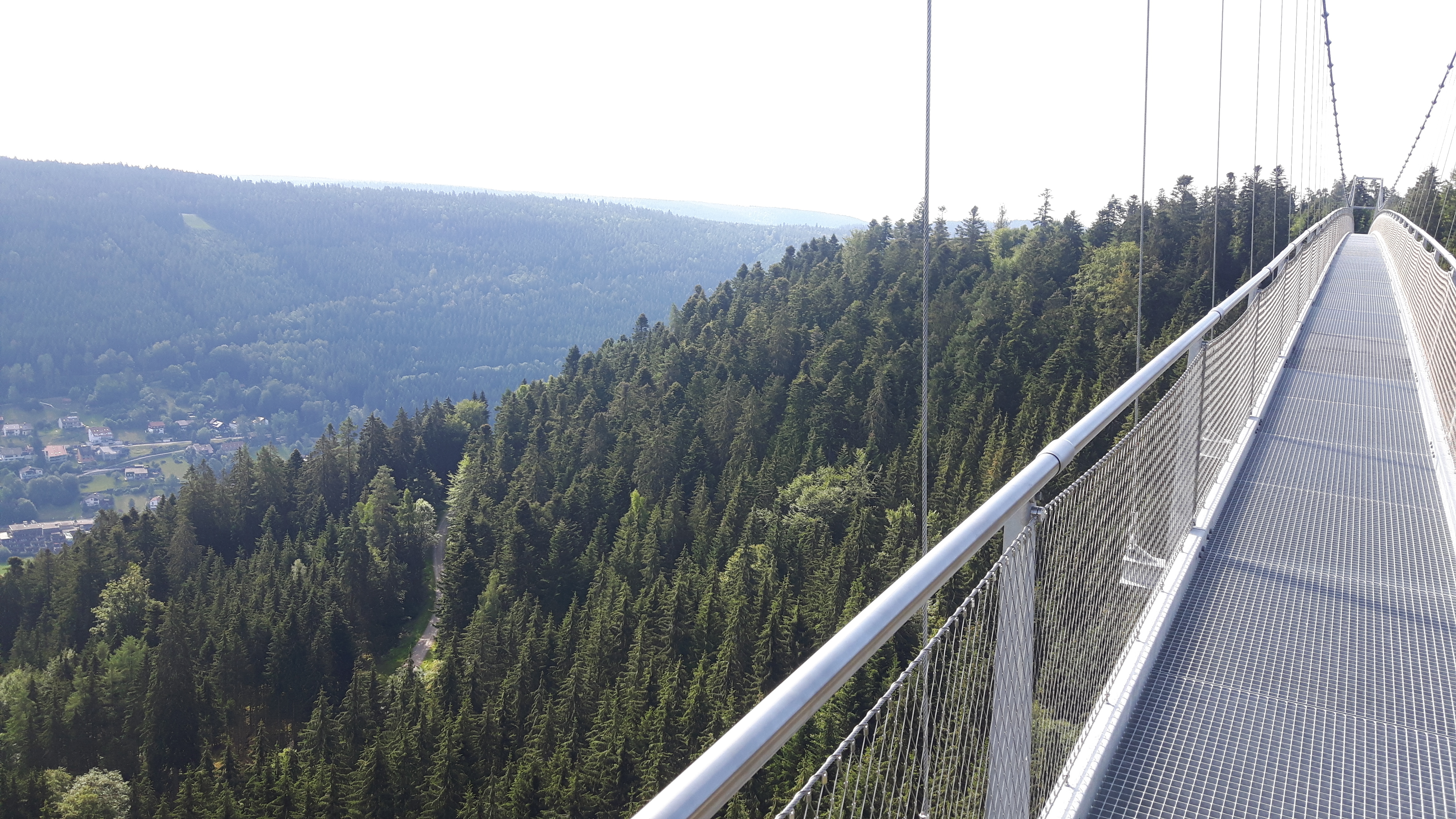 Blick über die Brücke und ins Tal