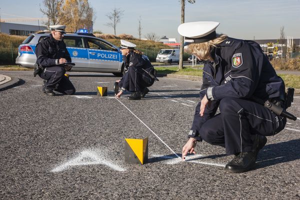 Die Polizei sucht Zeugen, die Angaben zur BMW-Fahrerin machen können.