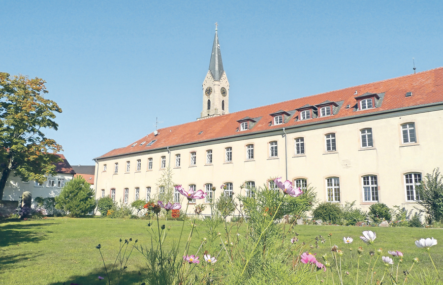 In der Seelsorgeeinheit Germersheim gibt es einige Wechsel. Das Bild zeigt das Kloster und die Jakobuskirche.