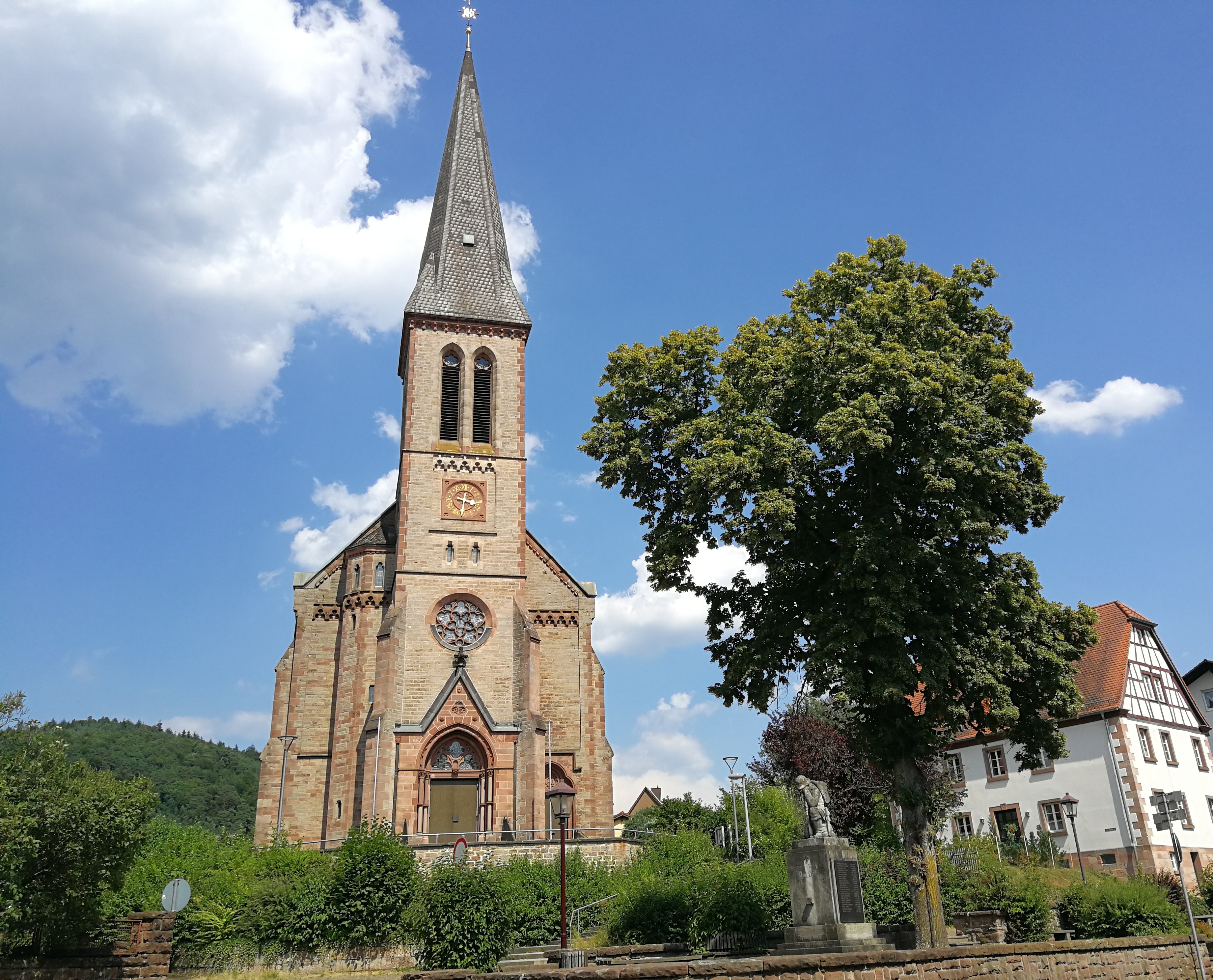 Postkartenidylle: Die katholische Kirche in Münchweiler. Foto: Kling