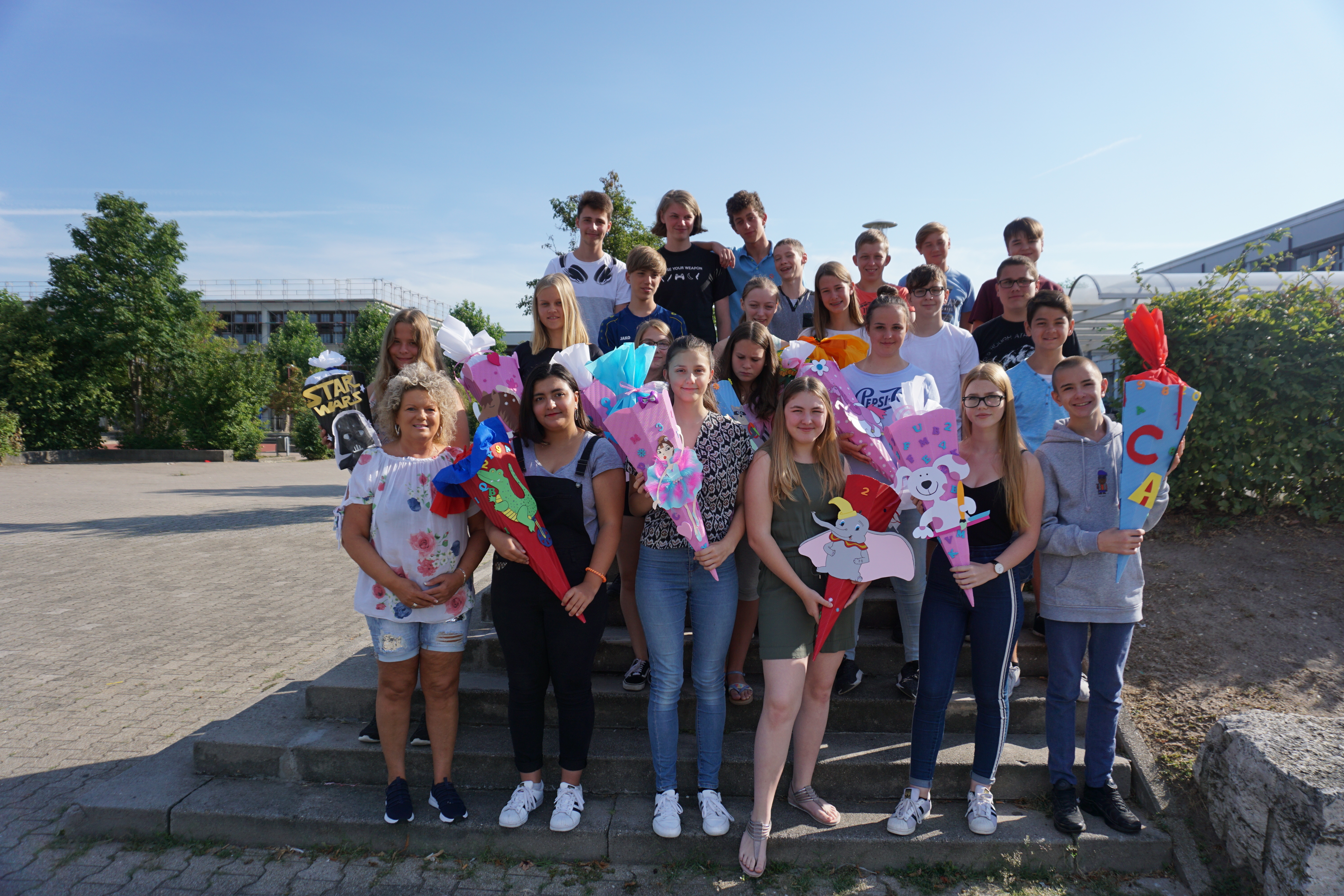 Die Klasse 8c der Konrad Adenauer Realschule in Philippsburg wurde durch den Artikel im „Wochenblatt“ auf die Arbeit von Andrea Ihle aufmerksam und hat am Freitag 20 selbst gebastelte Schultüten, mit Schulsachen gefüllt, für „Familien in Not“ übergeben.