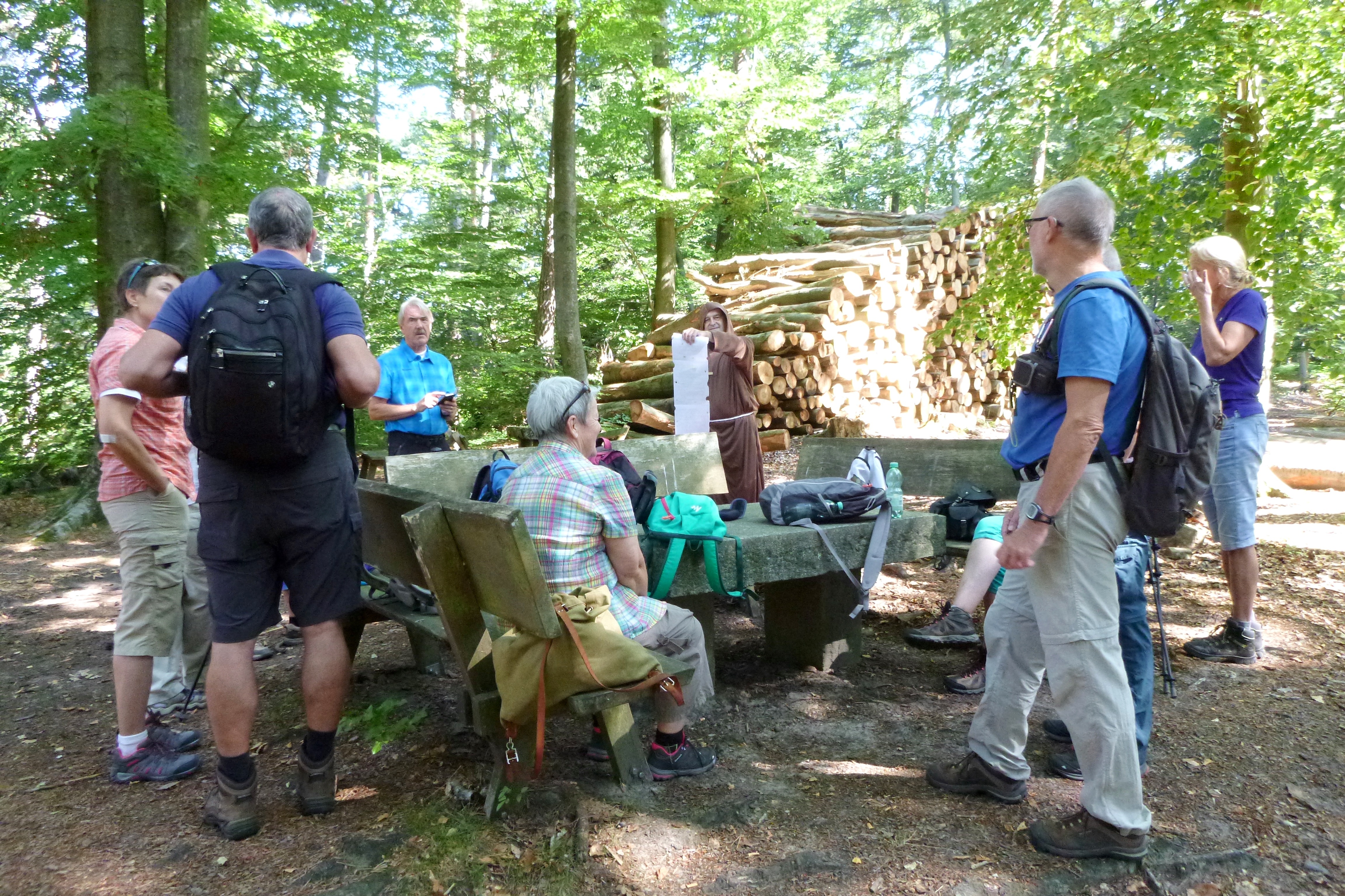 Die Wandergruppe der PWV-OG Bad Dürkheim bei ihrer Rast auf dem Leininger Klosterweg, wo Abt Michaelis Rieslingus viele Informationen gab.