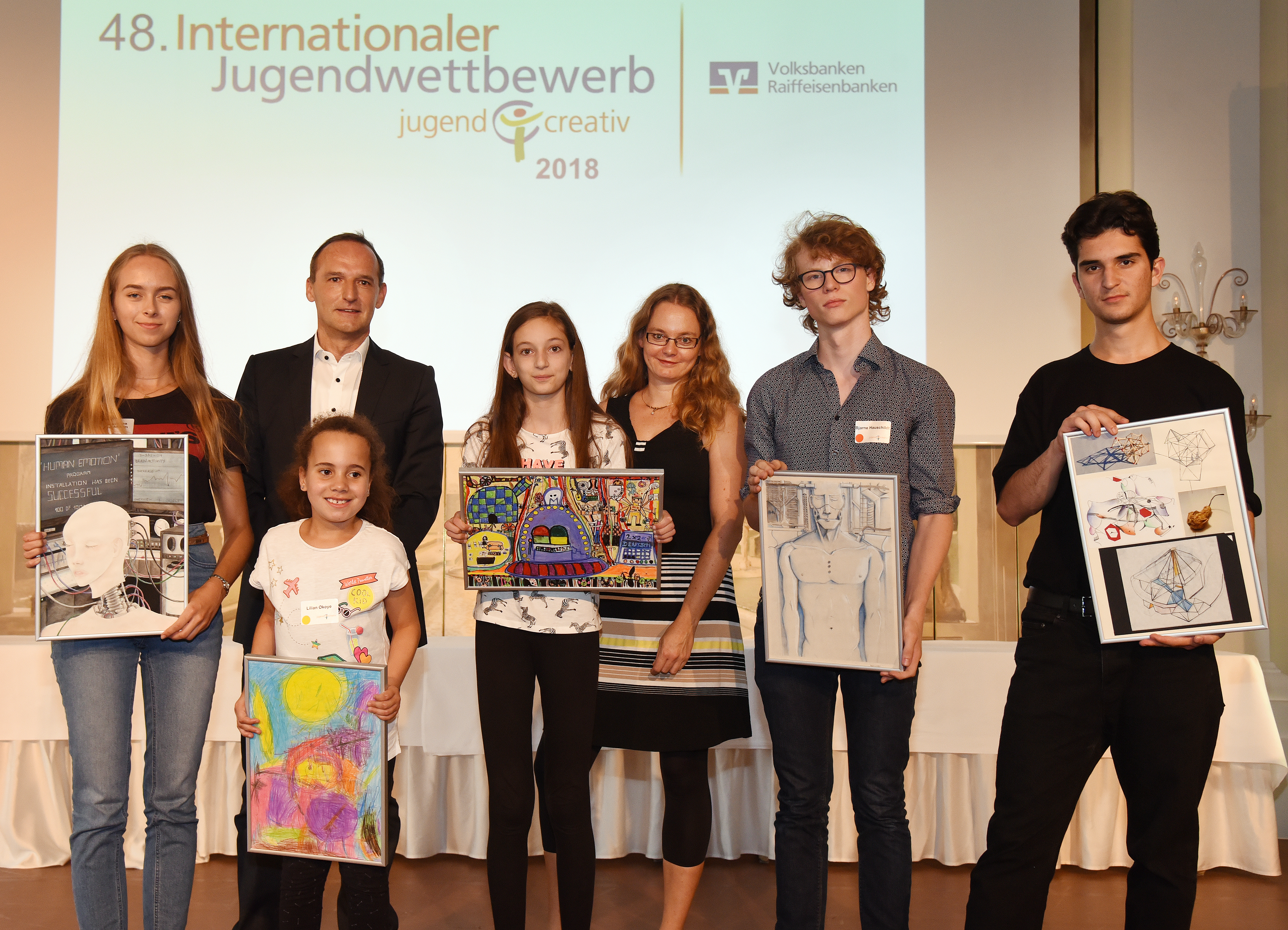 Die baden-württembergischen Bundessieger sind (v.li.) Bianca Lea Kirschbaum (18 Jahre) aus Balingen (Zollernalbkreis), Lilian Okoye (8 Jahre) aus Hechingen (Zollernalbkreis), Marina Sajfert (11 Jahre) aus Schopfloch-Lenningen (Landkreis Esslingen), Bjarne Hauschildt (18 Jahre) aus Bruchsal (Landkreis Karlsruhe), und Kevin Elifov (19 Jahre) aus Waiblingen (Rems-Murr-Kreis) mit Claus-Peter Göttmann, BWGV, (2. v.li.) und Nadine Lindenthal, Jurymitglied (3. v.re.)