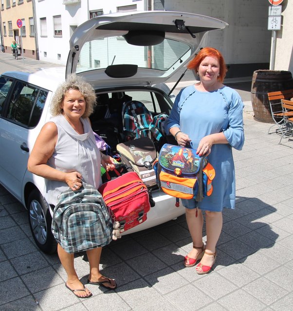 „Wochenblatt“-Redakteurin Cornelia Bauer (rechts) packt gemeinsam mit Andrea Ihle die gespendeten Schulsachen ins Auto.