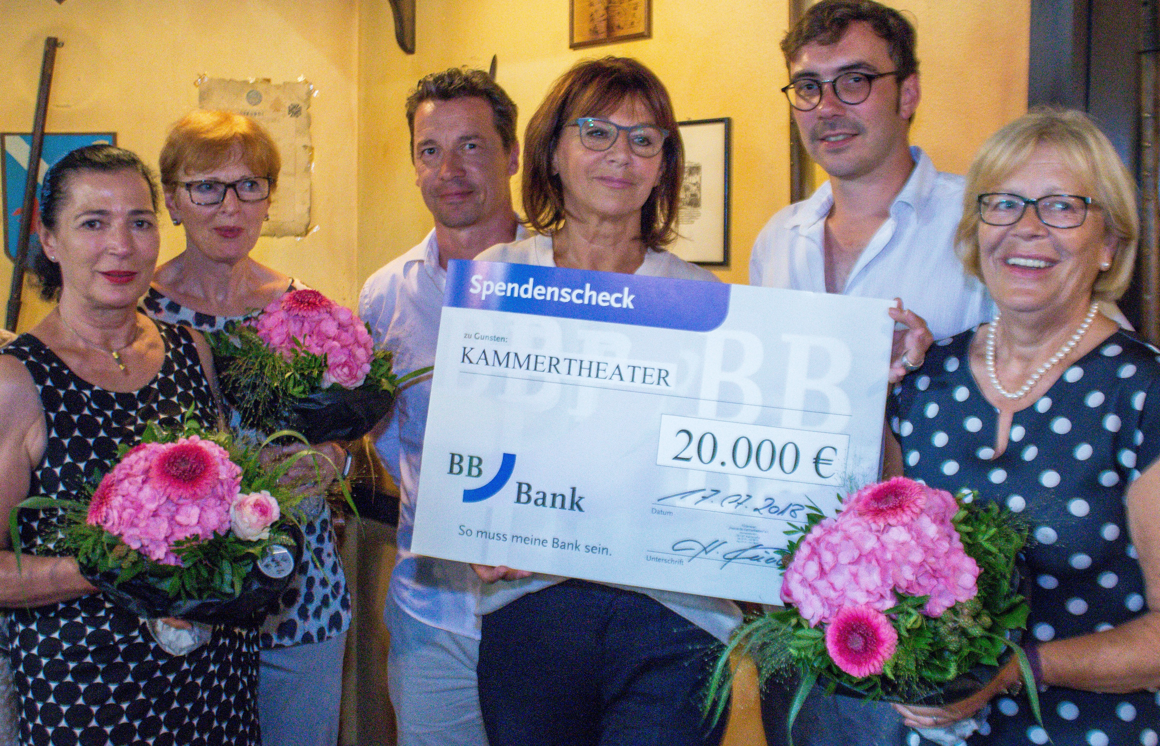 Maria Salas, 2. Vorsitzende, Elke Wohlschegel, Schatzmeisterin, Bernd Gnann, Geschäftsführer Kammertheater, Hannelore Kucich, 1. Vorsitzende, Ingmar Otto, Intendant Kammertheater, Marga Kühn, Schriftführerin