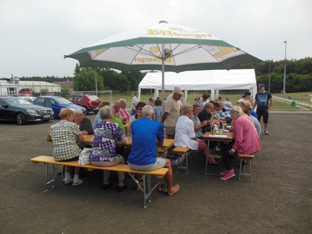 Am späten Nachmittag saßen die Besucher noch gemütlich beisammen