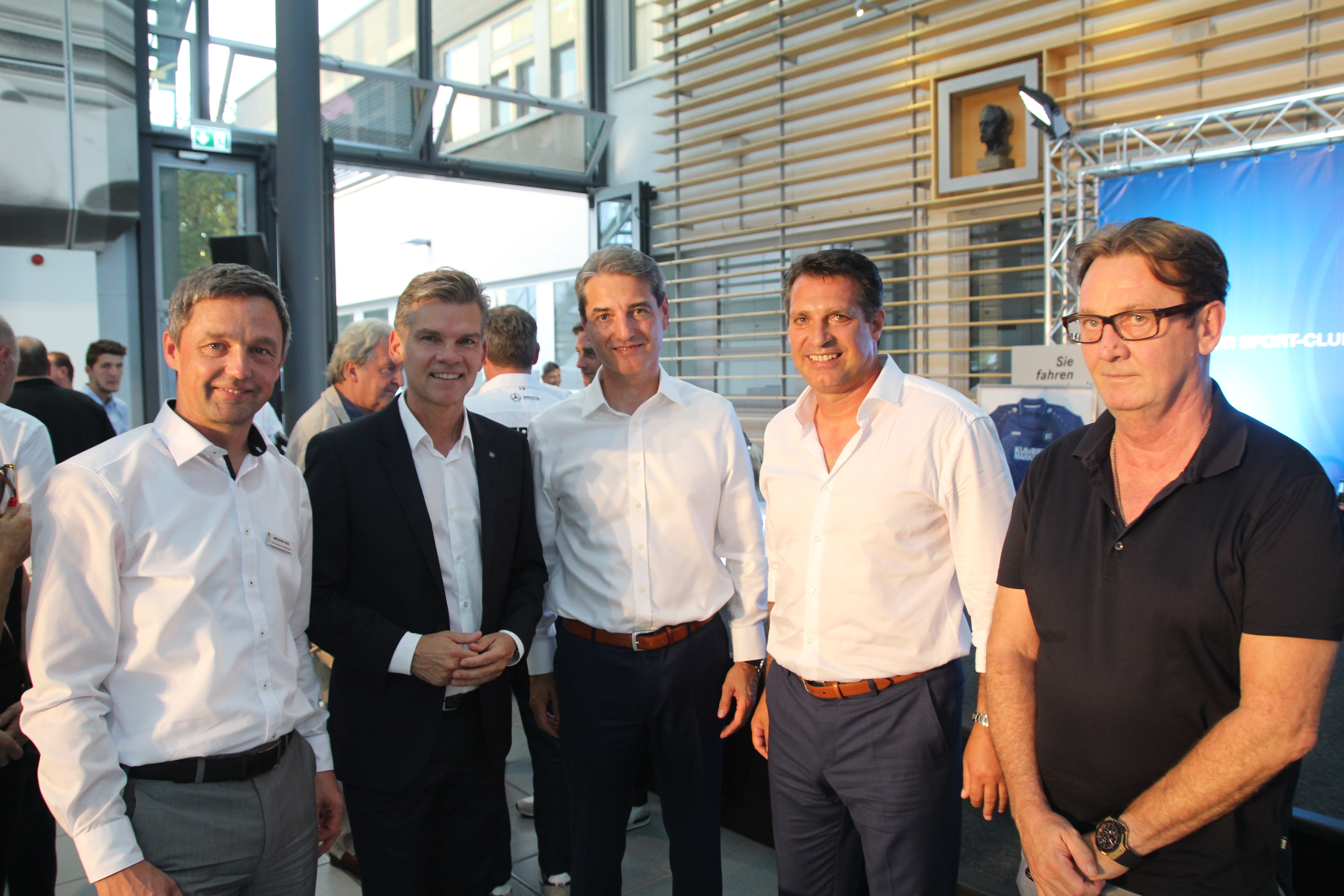 (v.l.) John-David Kazmierczak, "S&G Leiter Verkauf Pkw, KSC-Präsident Ingo Wellenreuther, „S&G“-Vorstand Achim Quitz, KSC-Trainer Alois Schwartz und KSC-Hauptsponsor Ralf Klaiber