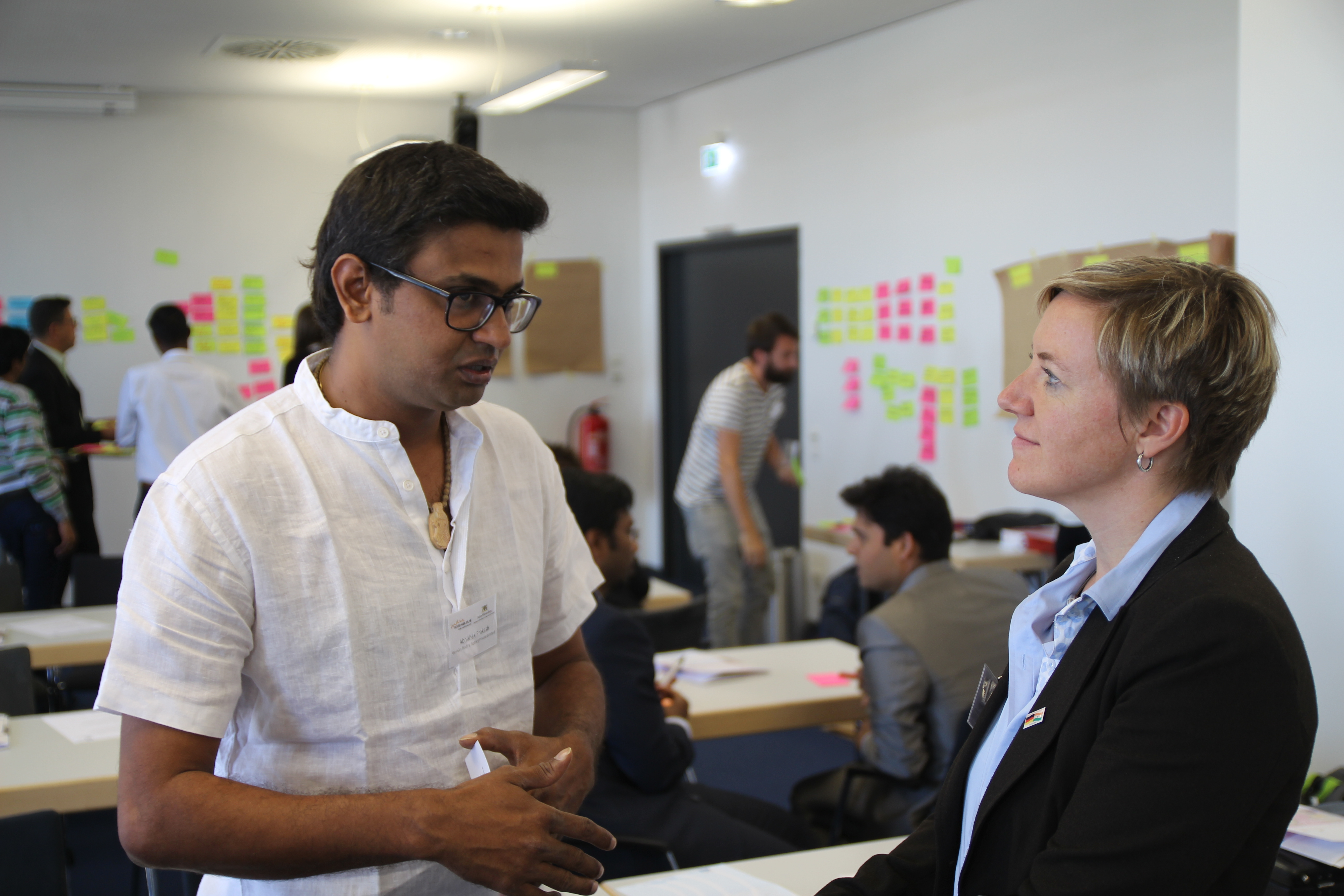 Austausch beim „Strategic Indo-German Start-up Round Table” in der Messe Karlsruhe.