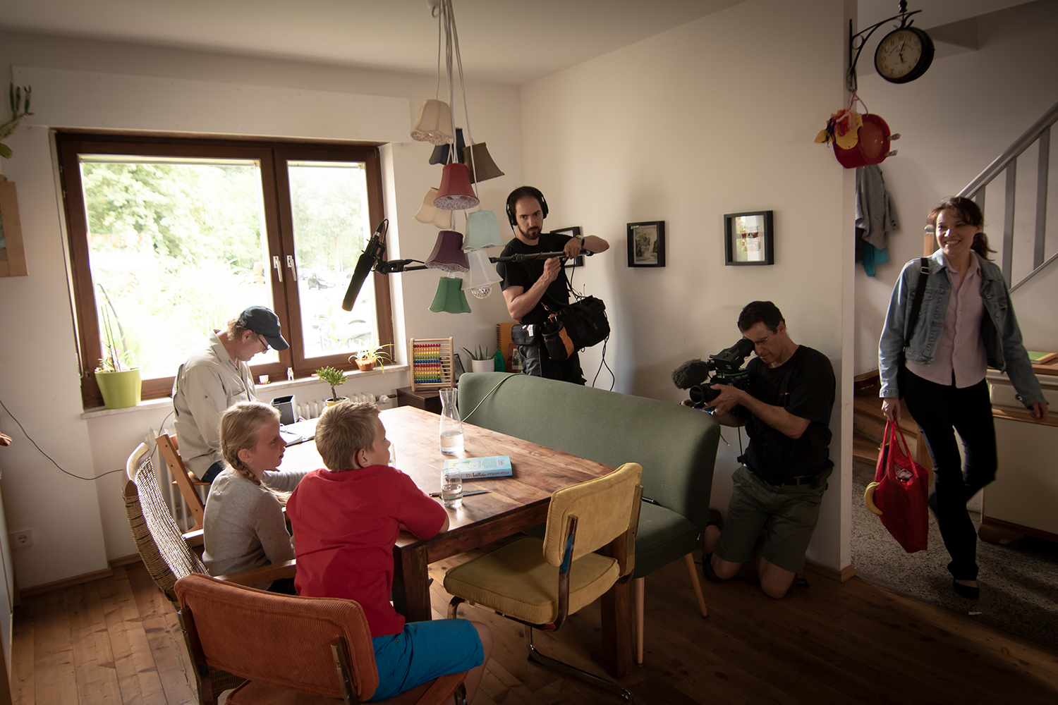 Die Karlsruher Schauspielerin Nadine Knobloch mit ihren Fernseh-Kindern in einem Reihenhaus in Grünwinkel.