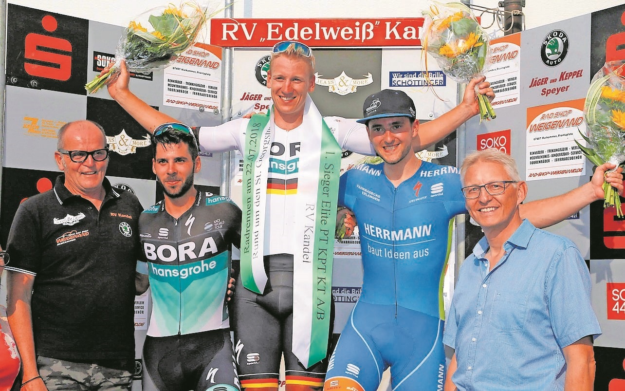 Siegerehrung zum Hauptrennen von links: Edwin Wadle von Jeans & more (Sponsor), Michael Schwarzmann (Zweiter), Pascal Ackermann (Erster), Leon Echtermann (Dritter), Sparkassendirektor Peter Dudenhöffer (Sponsor).