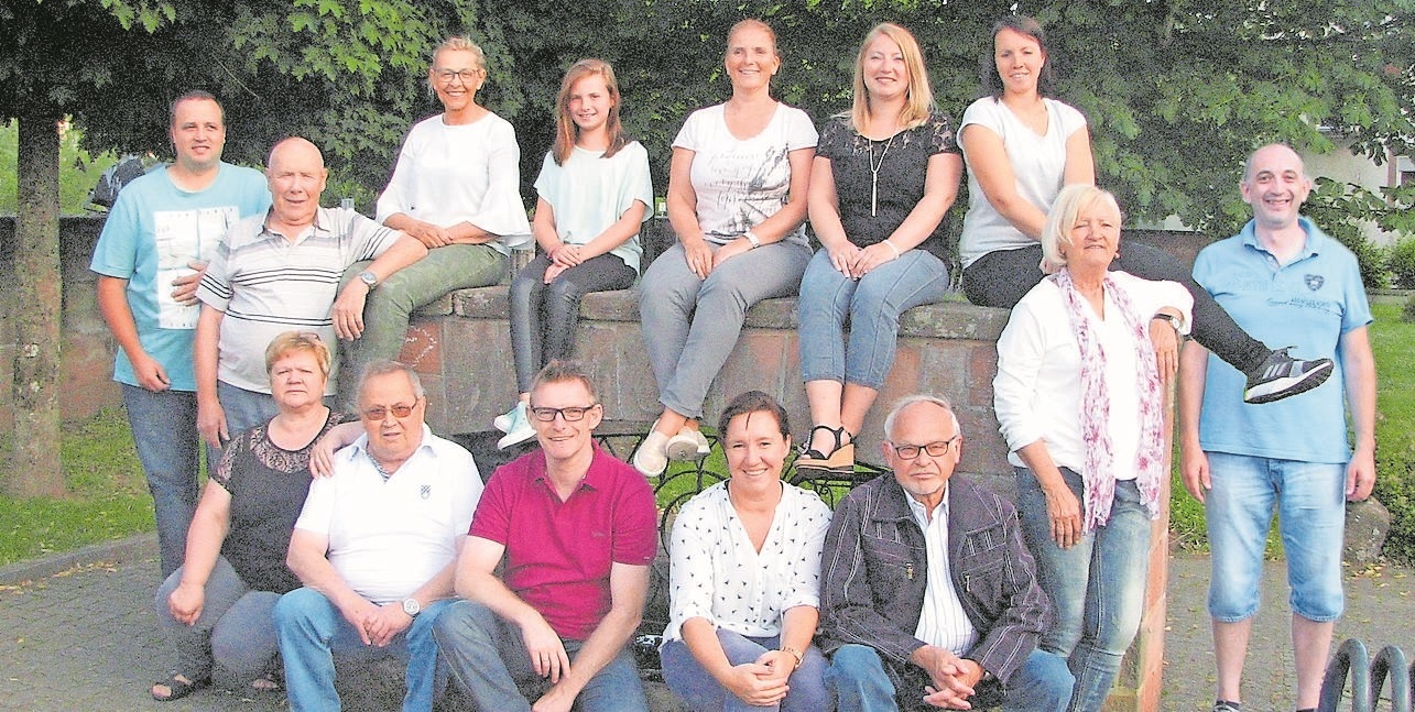 Die Akteure von links nach rechts. Vorne sitzend: Edith Gimber, Willi Burkhart, Jürgen Nagel, Silke Steigner, Hans Rösch;
2. Reihe: Jan Lory, Roman Epp, Christel Deusch, Chiara Dubois, Cornelia Dubois-Burkhart, Arabella Burkhart, Marlene Trapp, Erika Deutscher, Michael Burkhart.