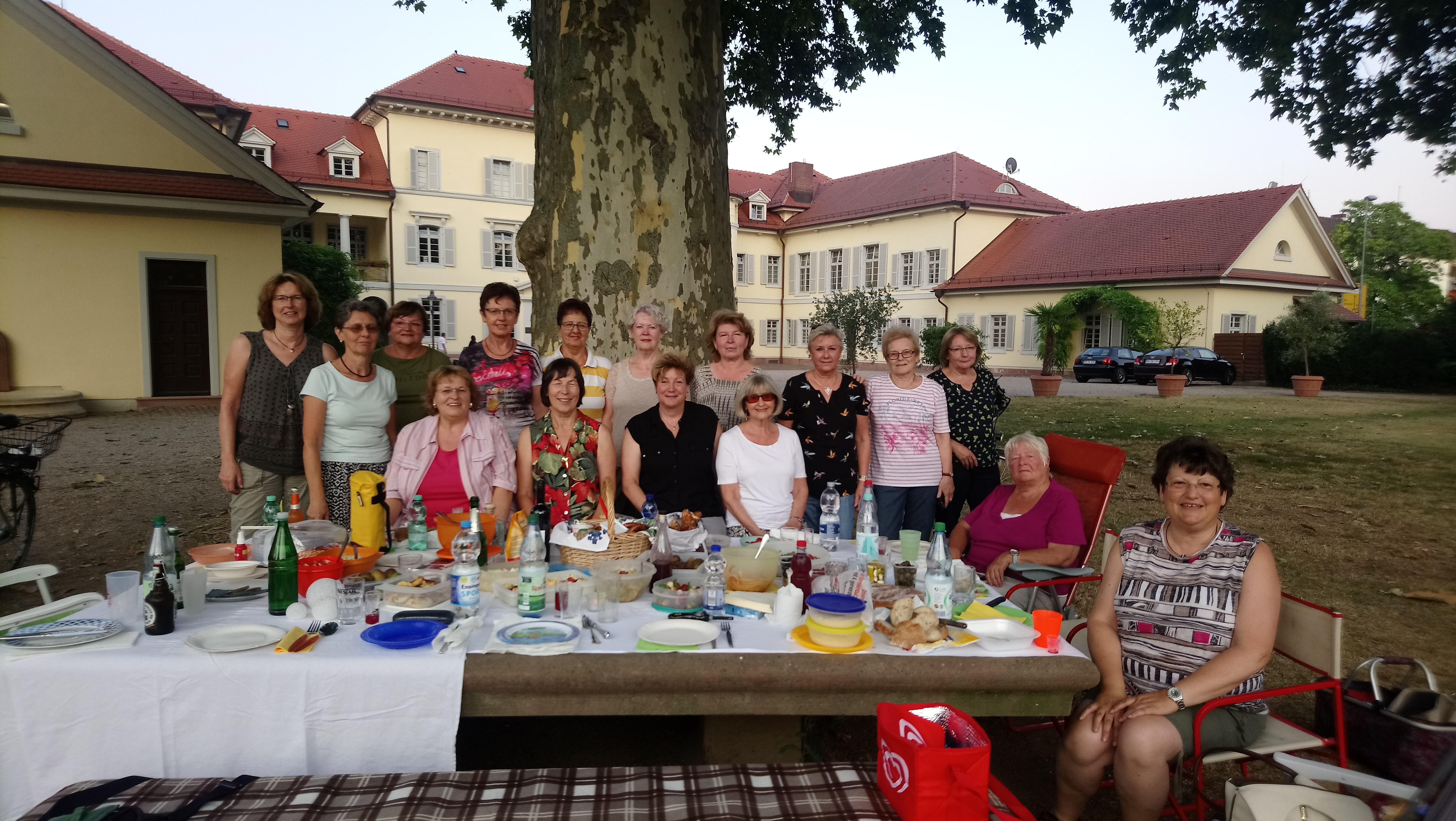 Montagsfrauen des TV Friedrichsfeld beim gemeinsamen Picknick im Schlosspark Neckarhausen