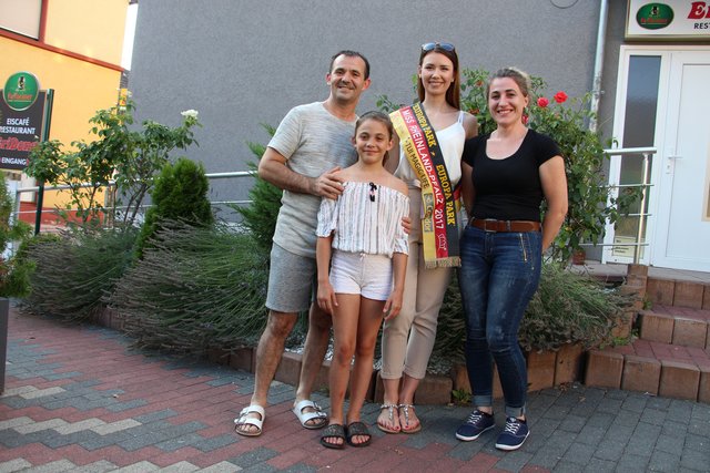 Gruppenbild mit Miss - ein Erinnerungsfoto | Foto: Sebastian Geibel