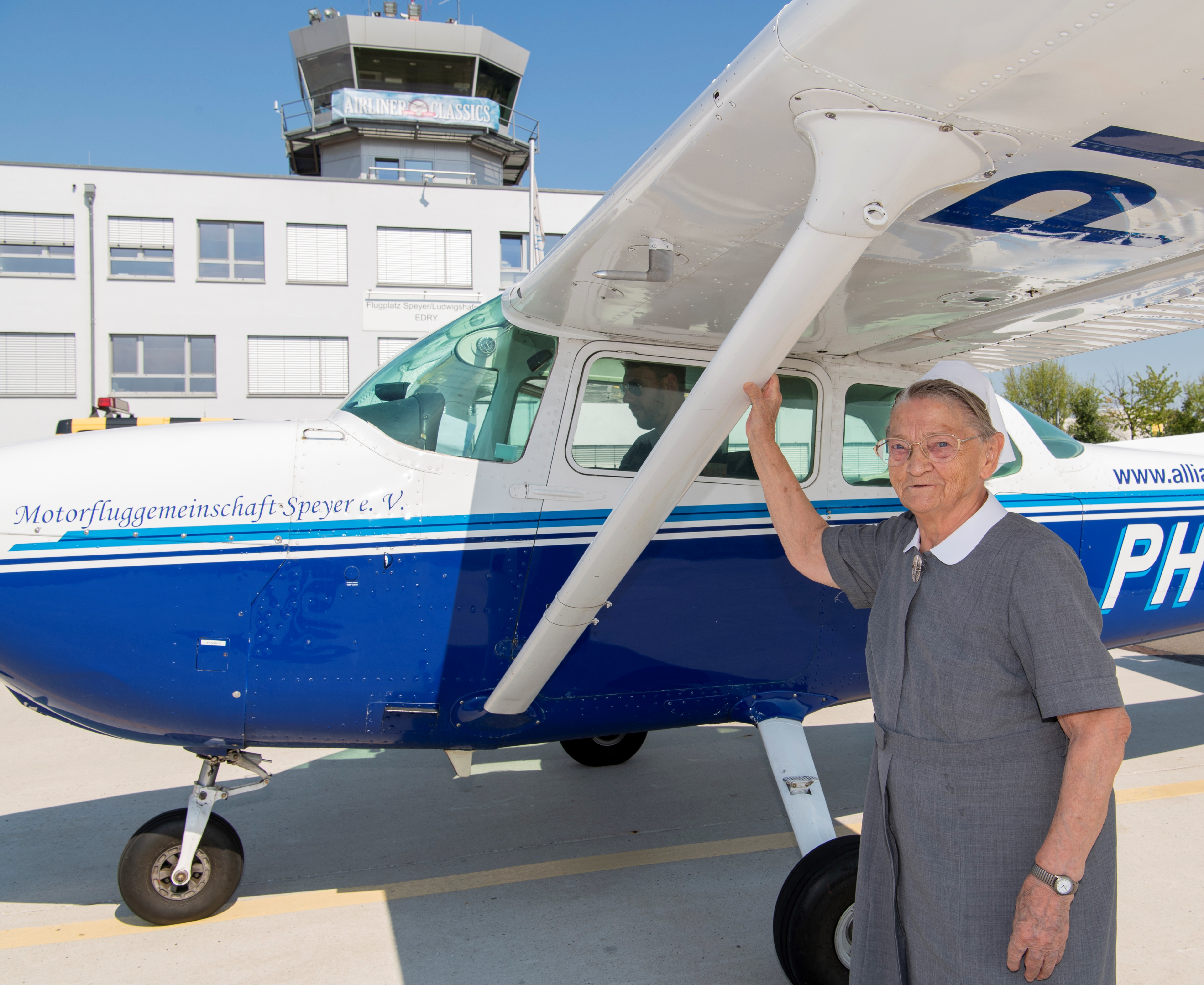 Da der Flug nicht so hoch war, hatte auch der Arzt keine Bedenken, die rüstige 91-Jährige fliegen zu lassen.