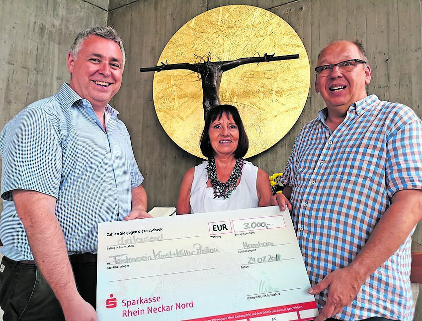 Spendenübergabe mit Thorsten Riehle, Bettina Mohr und Pfarrer Uwe Sulger (von links).