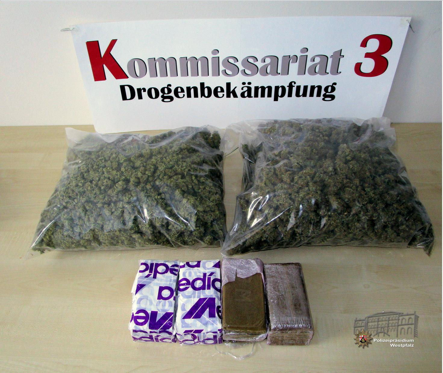 Insgesamt rund vier Kilo Rauschgift - davon jeweils zwei Kilo Marihuana und Haschisch - wurden sichergestellt und die mutmaßlichen Drogendealer festgenommen