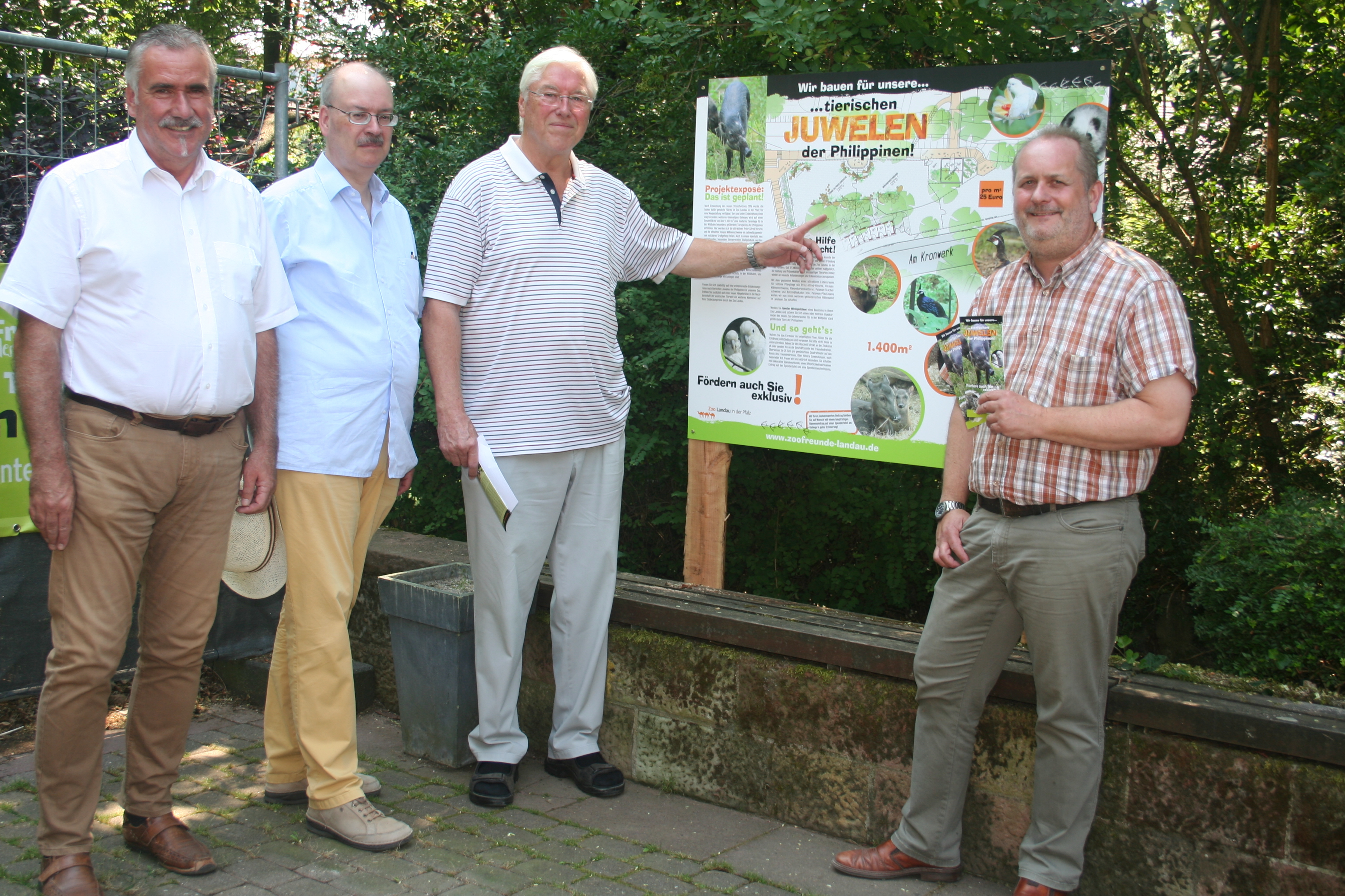 Stellten die neue Anlage vor (v.l.) Beigeordneter Rudi Klemm, Gerhard Blumer, Sanitätsrat Dr. Helmuth Back und Zoodirektor Dr. Jens-Ove Heckel.
