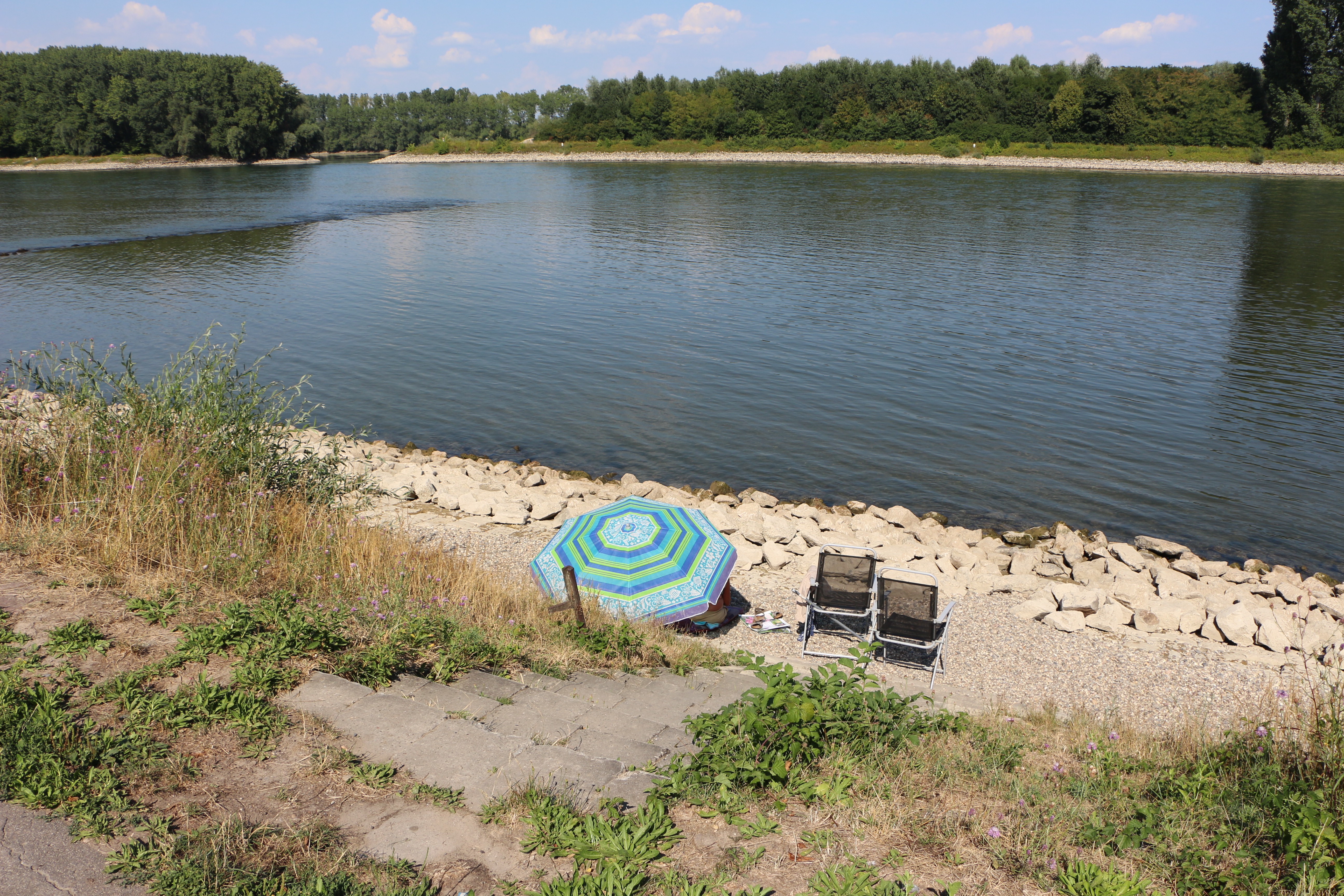 Kreative Nutzung: Wo sonst Wasser fließt, sitzen nun Einwohner und genießen den Sommer.