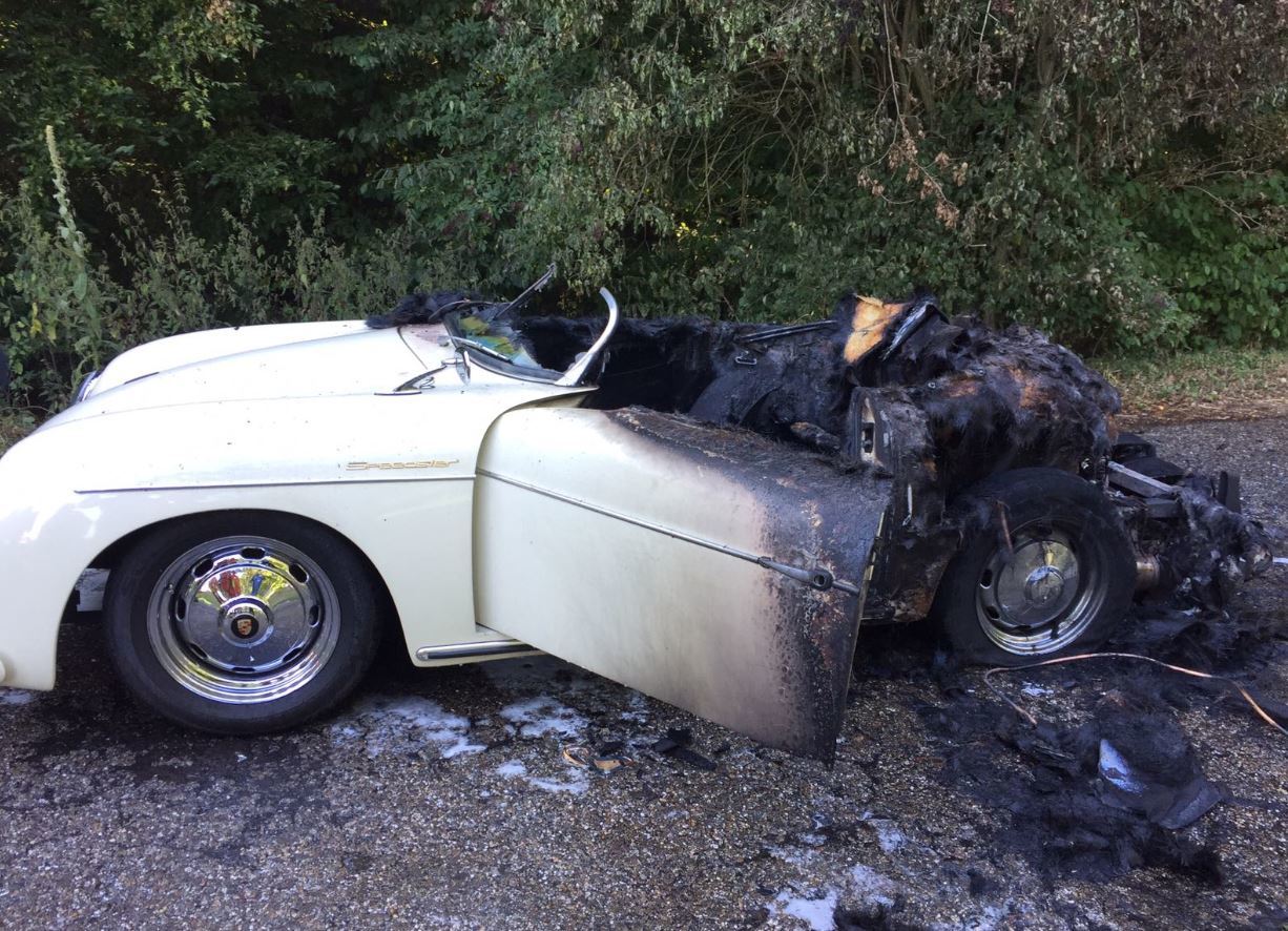 Ein Porsche Speedster 356, Replica brannte bei Herxheim komplett aus.