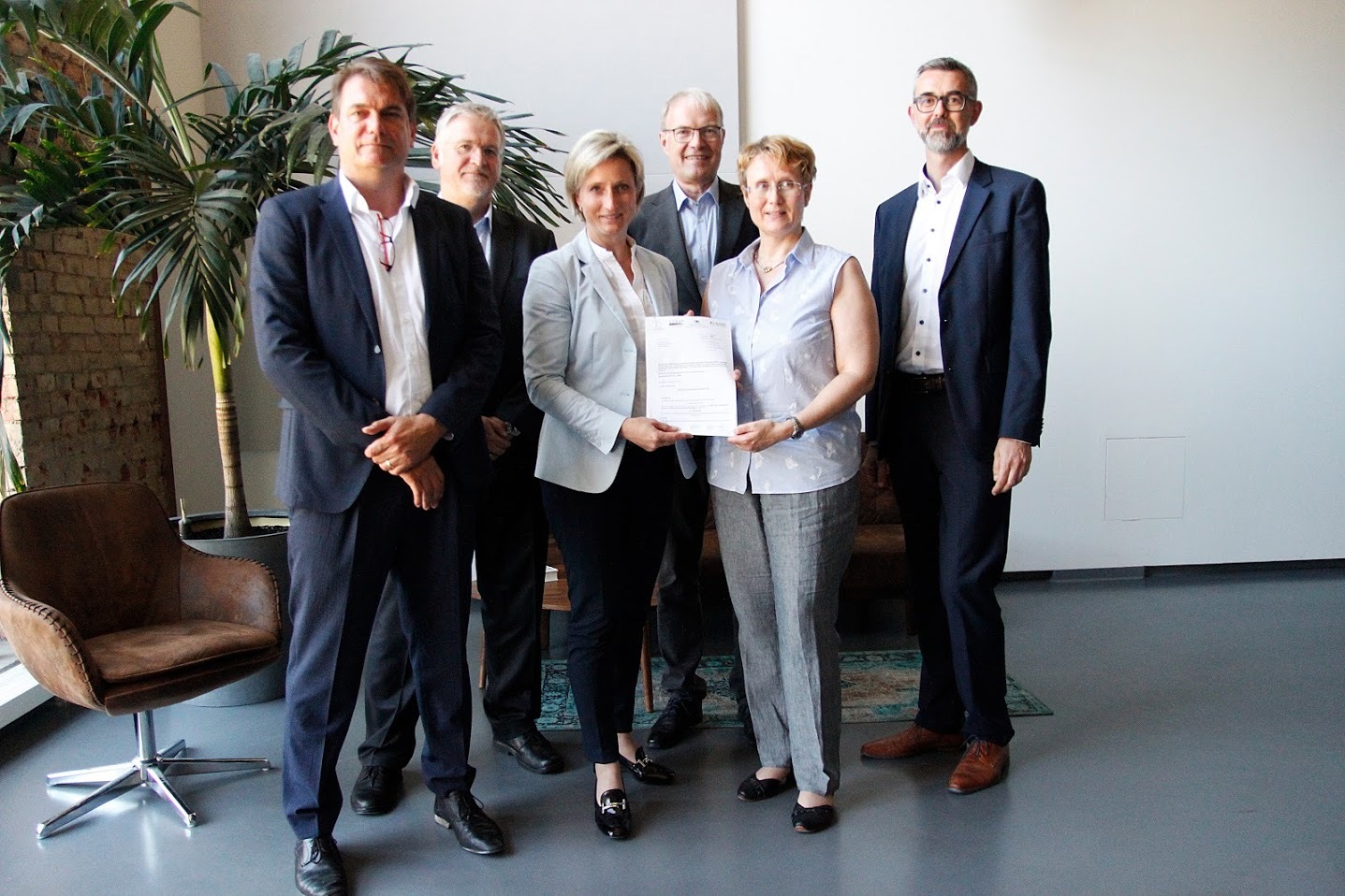 Übergabe des Förderbescheids Smart Production Lab (v.l.) David Hermanns, CEO CyberForum, Michael Rausch, COO CyberForum, Nicole Hoffmeister-Kraut, Ministerin für Wirtschaft, Arbeit und Wohnungsbau des Landes Baden-Württemberg, Matthias Hornberger, Vorstandvorsitzender CyberForum, Gabriele Luczak-Schwarz, Erste Bürgermeisterin Karlsruhe und Michael Kaiser, Direktor Wirtschaftsförderung Karlsruhe