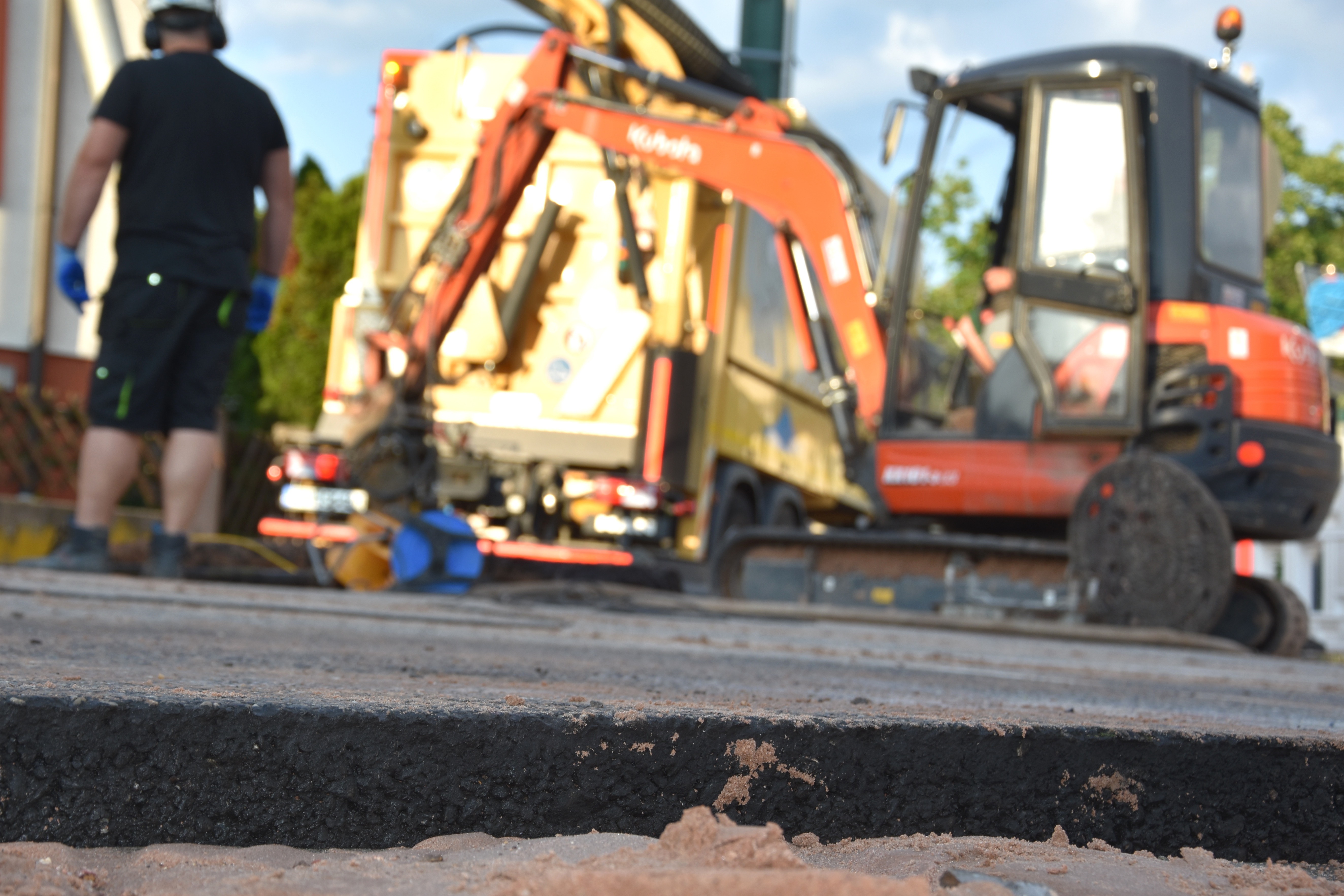 Aufgrund wiederholter Wasserrohrbrüche im Bereich der Kreuzung Horststraße/Horstring/Schneiderstraße tauscht EnergieSüdwest die Transportleitung vom Kreuzungsbereich bis zum Wasserwerk in der Horststraße 133 jetzt außerplanmäßig aus.
