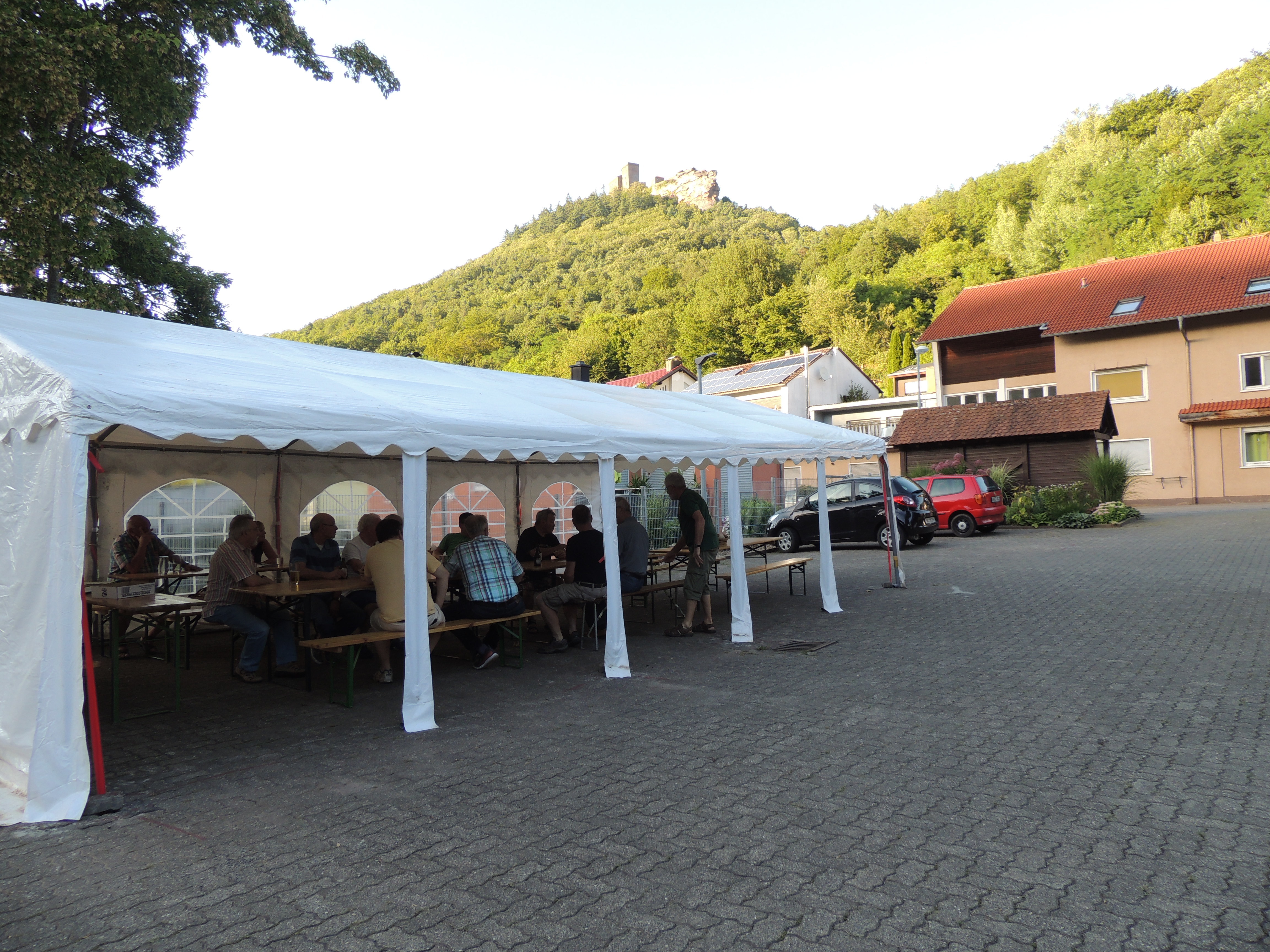 Kerwe-Info-Abend 2017 - im kleinen Zelt, mit herrlichem Blick auf den von der Abendsonne angestrahlten Trifels