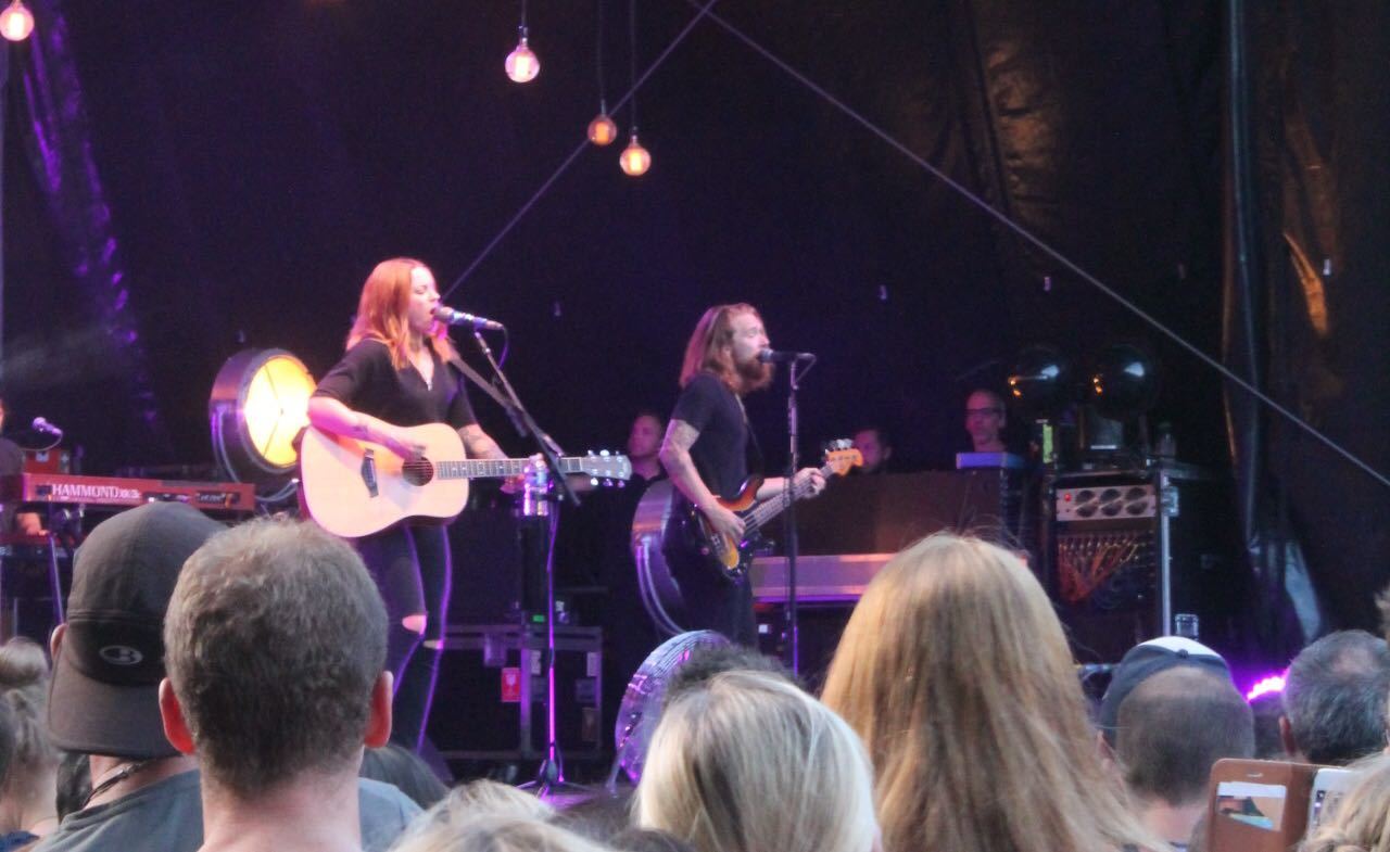 Überraschend erblondet: Amy MacDonald im Bruchsaler Schlossgarten. Nie klang Schottisch schöner.