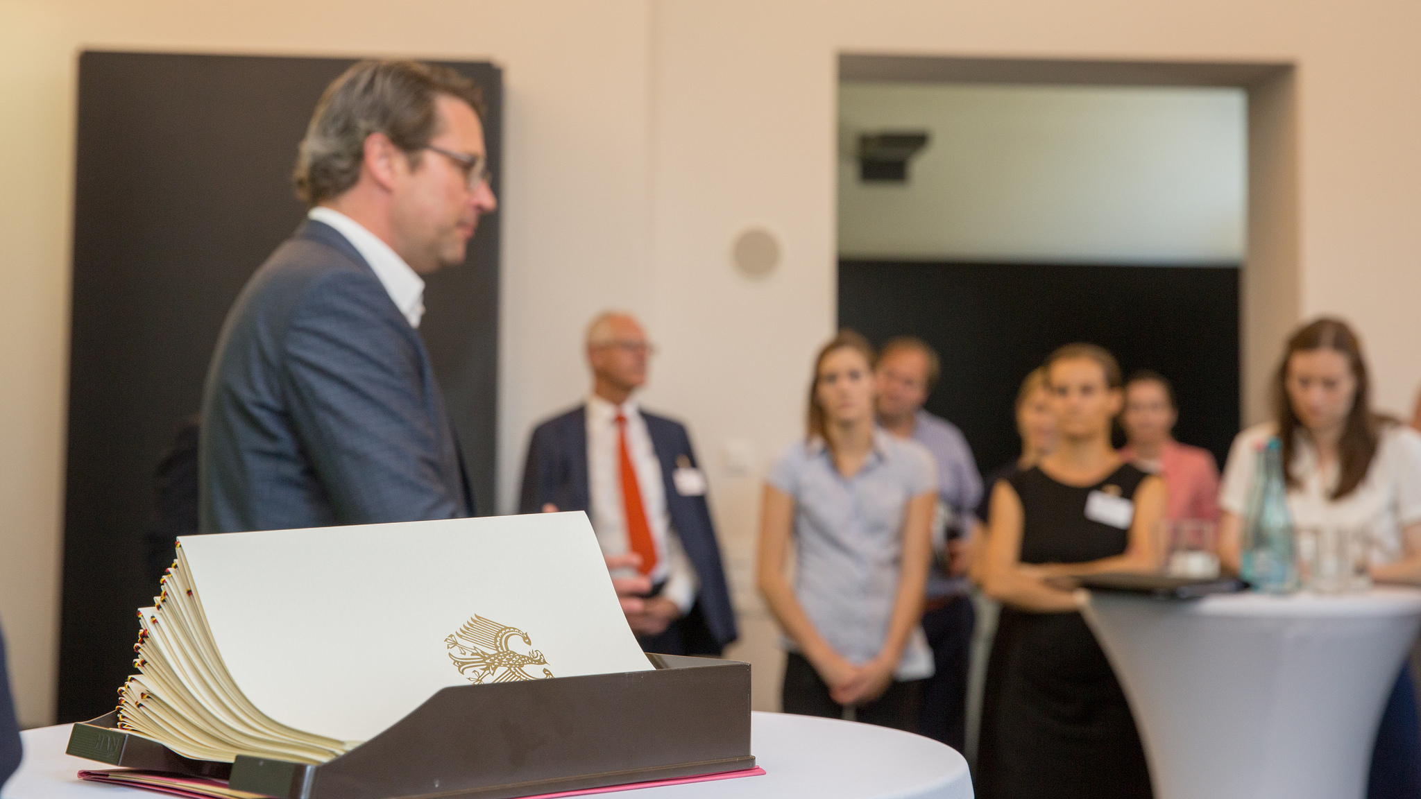 Minister Scheuer bei der Übergabe der Förderbescheide „Saubere Luft - Digitalisierung kommunaler Verkehrssysteme"