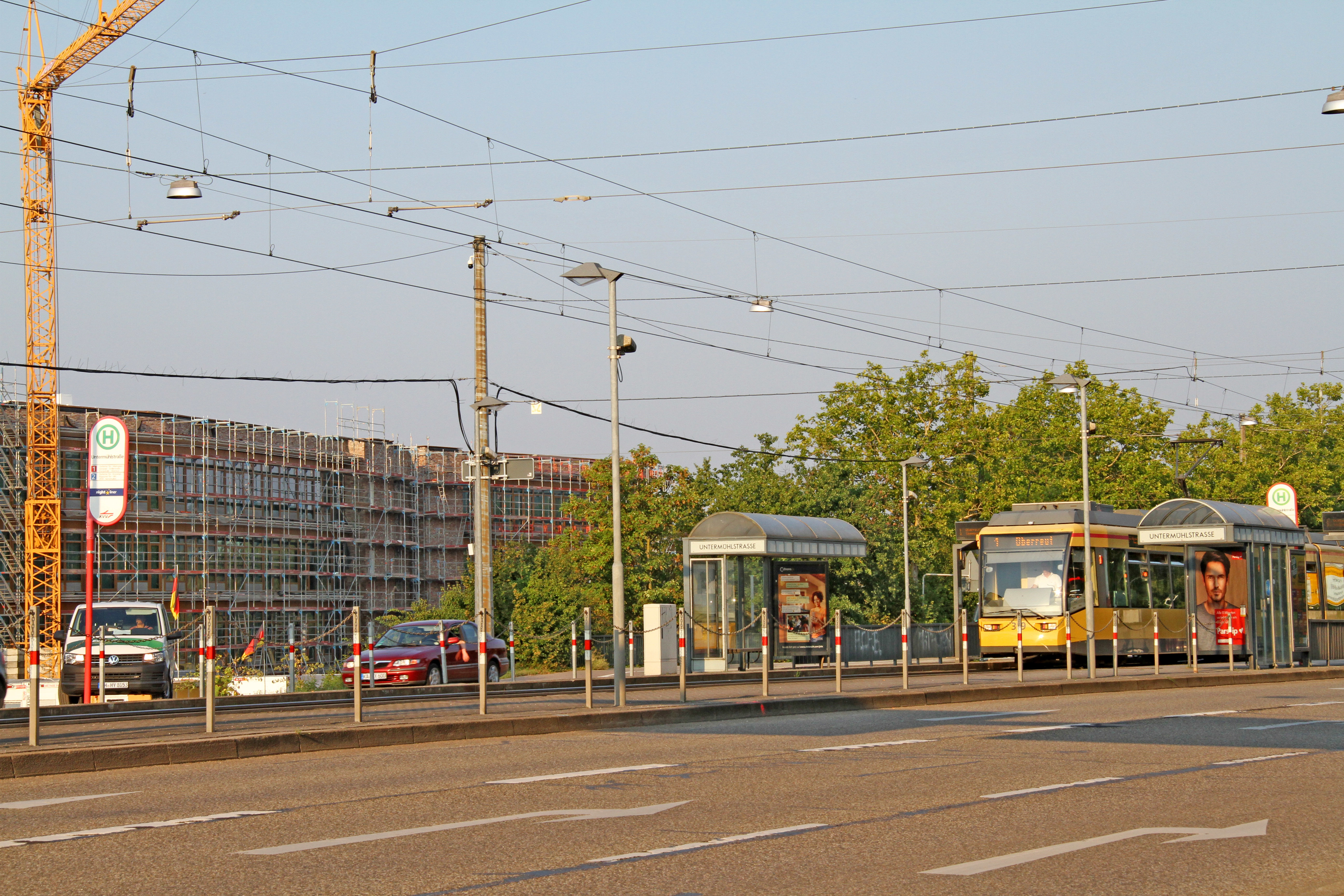 Untermühlstraße. Im Hintergrund ist die neue Konzernzentrale von dm zu sehen, die 2019 bezugsfertig sein soll