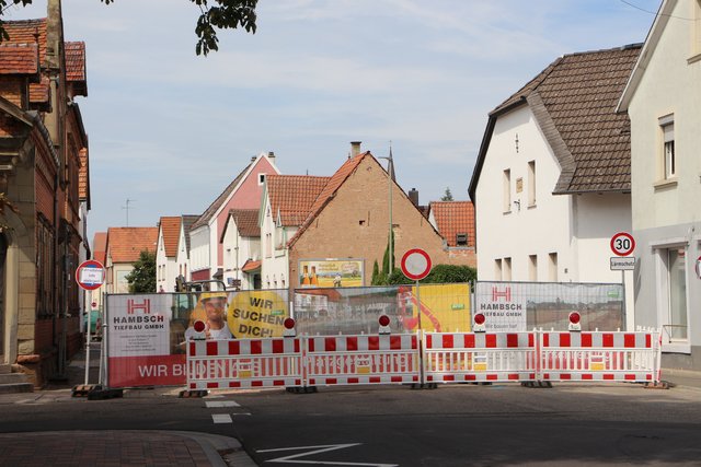 Gesperrt und umgeleitet: Der Verkehr in Bellheim wird innerörtlich umgeleitet. | Foto: Lutz
