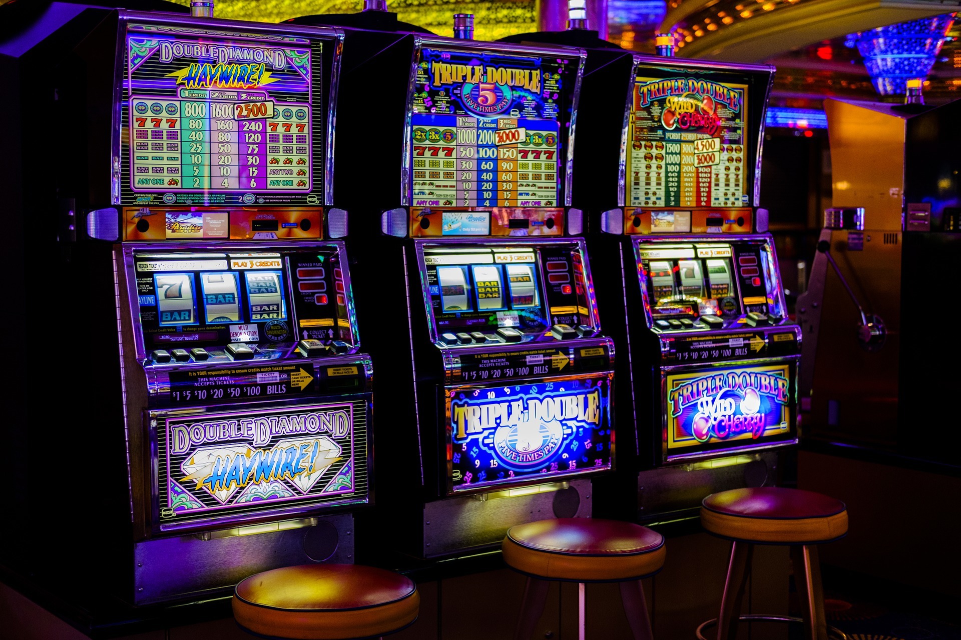Unbekannte haben drei in einer Sishabar befindliche Spielautomaten und einen Zigarettenautomat aufgebrochen.