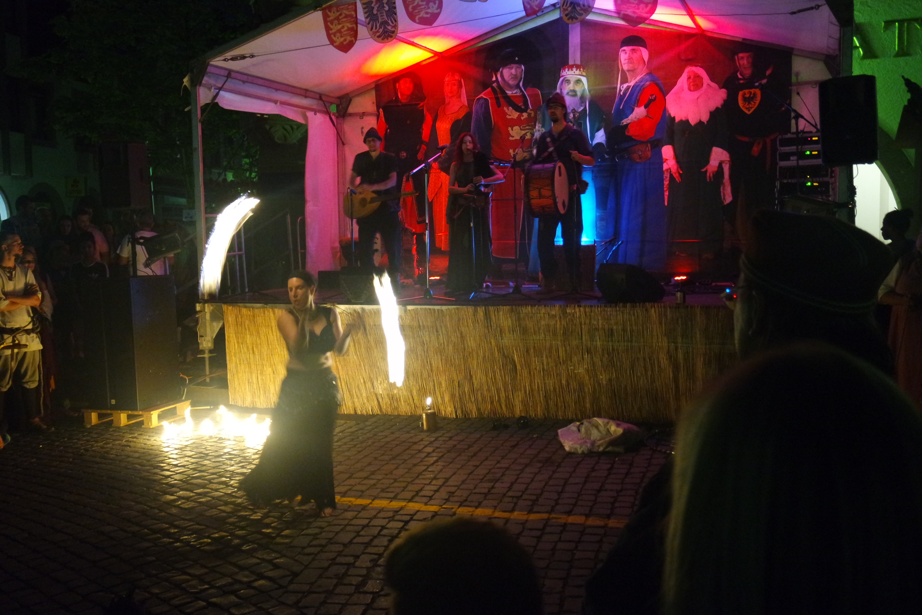 Beeindruckende Feuershow von Shanti mit musikalischer Begleitung der Gruppe Donnerkeil.