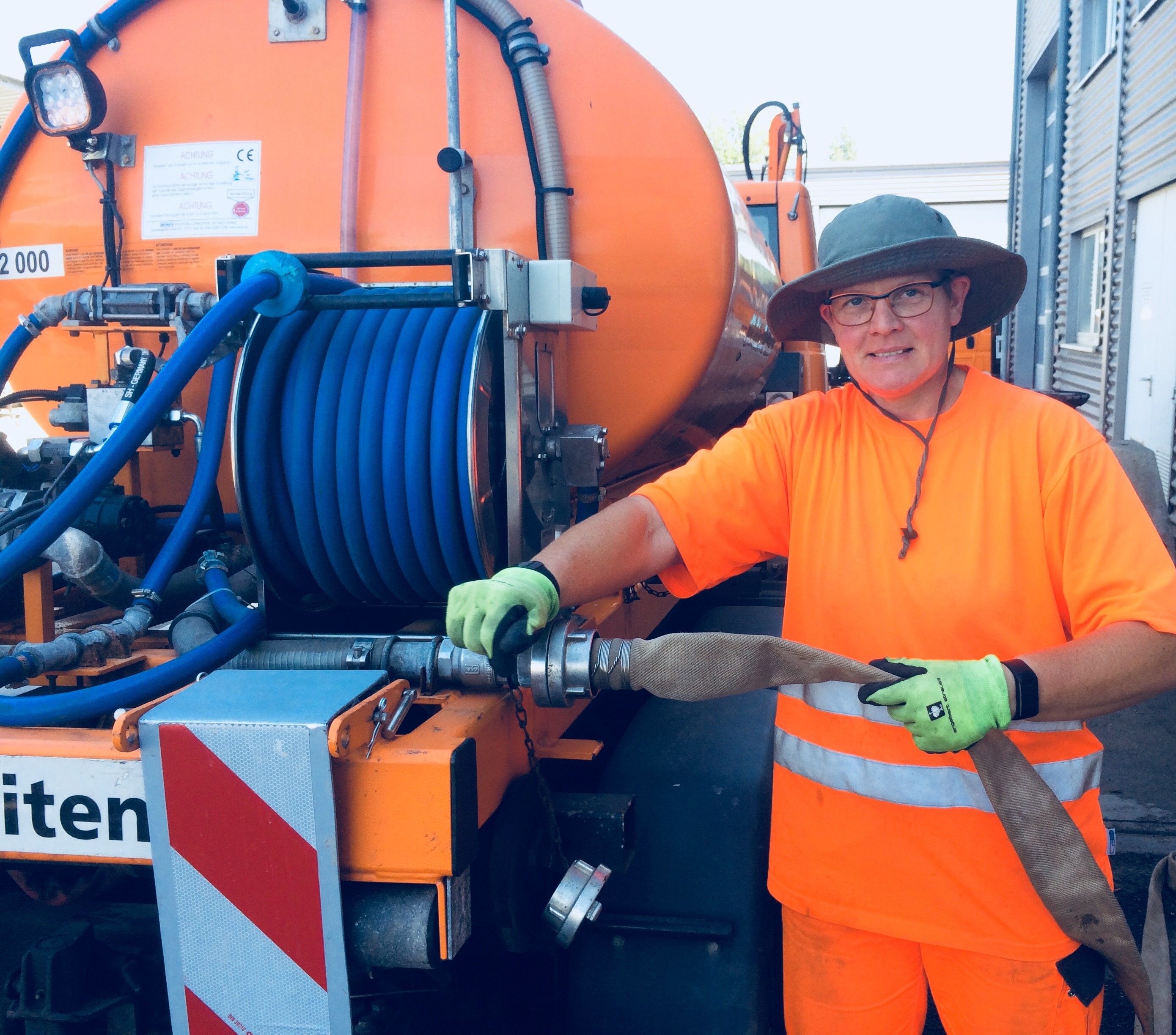 Täglich 12.000 Liter kostbares Nass spendet Ulrike Voss derzeit Blumen in Kübeln und Beeten sowie jungen Bäumen.