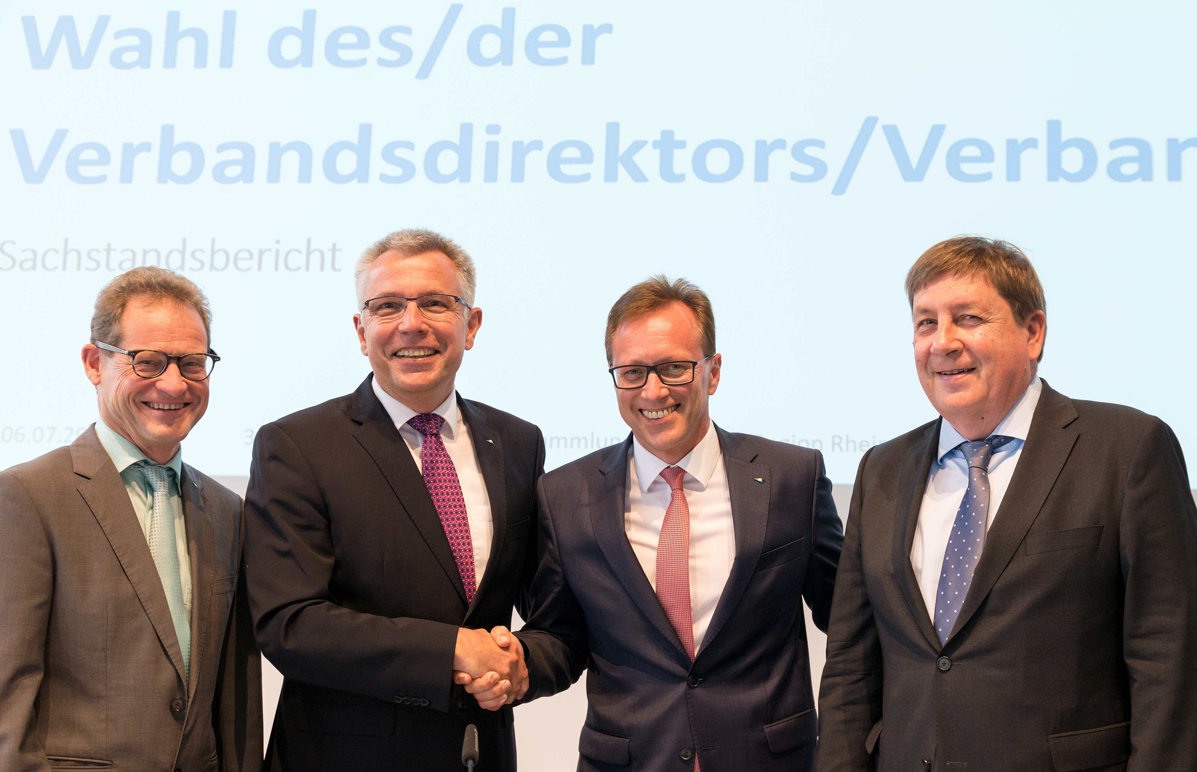Alter und neuer Verbandsdirektor: Ralph Schlusche (2. v. r.) wurde für weitere acht Jahre vom Regionalparlament gewählt. Es gratulieren (v. l. n. r.) Christoph Trinemeier (Leitender Direktor), Stefan Dallinger (Verbandsvorsitzender) und Lothar Quast (Stv. Verbandsvorsitzender).