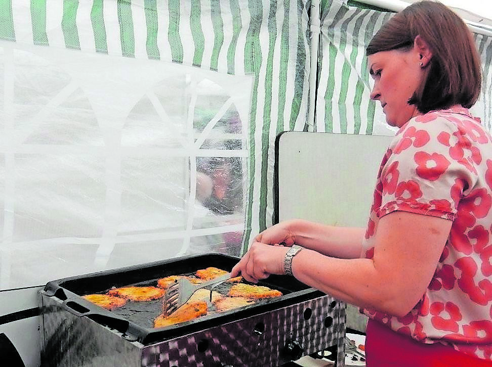 Echte Grumbeerpannekuche sind seit Jahren der "kulinarische Renner" beim "Schlabbeflickerfest". Foto: Kling